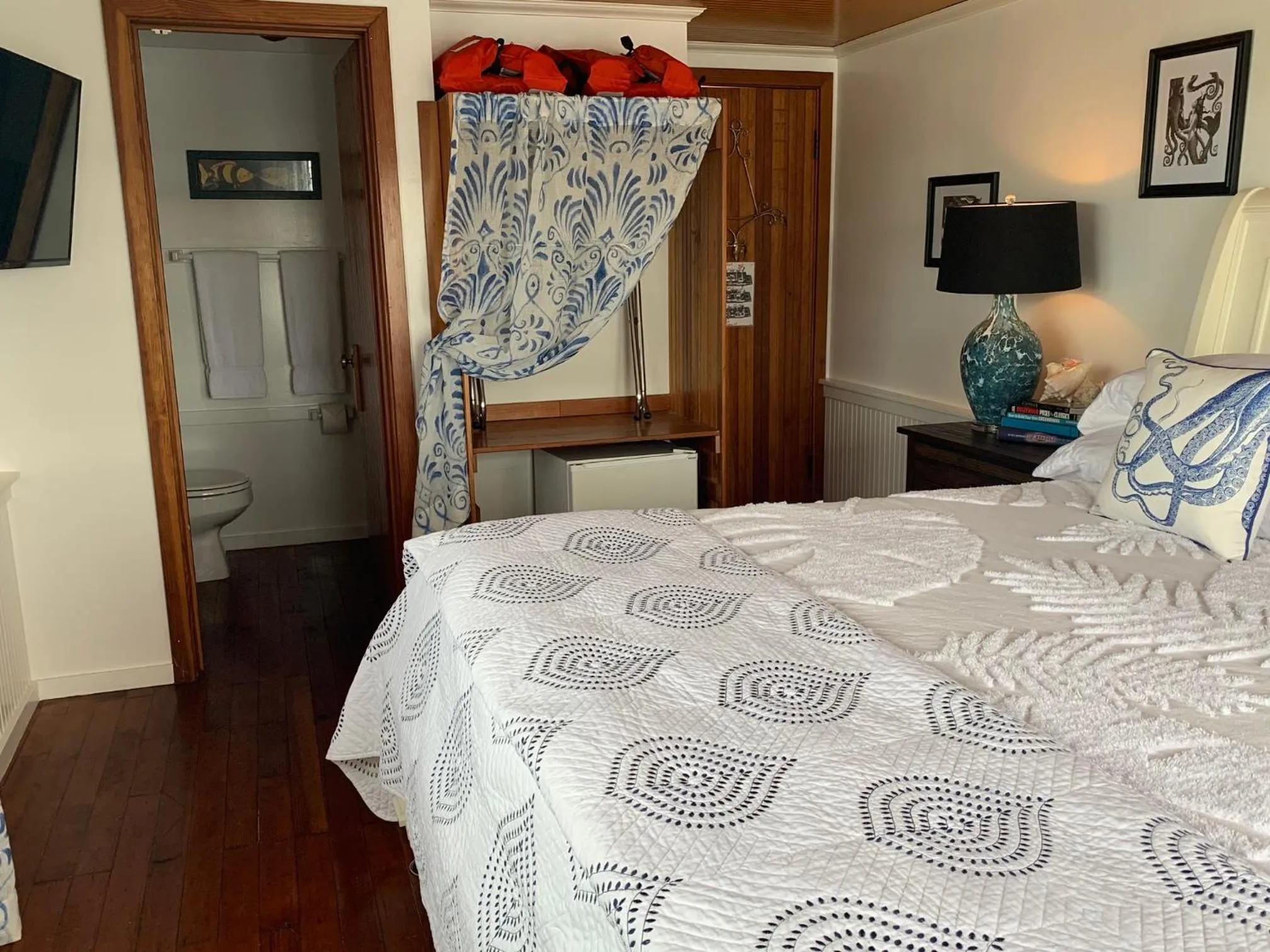 Photo of the whole room, Bed in The Newport Belle