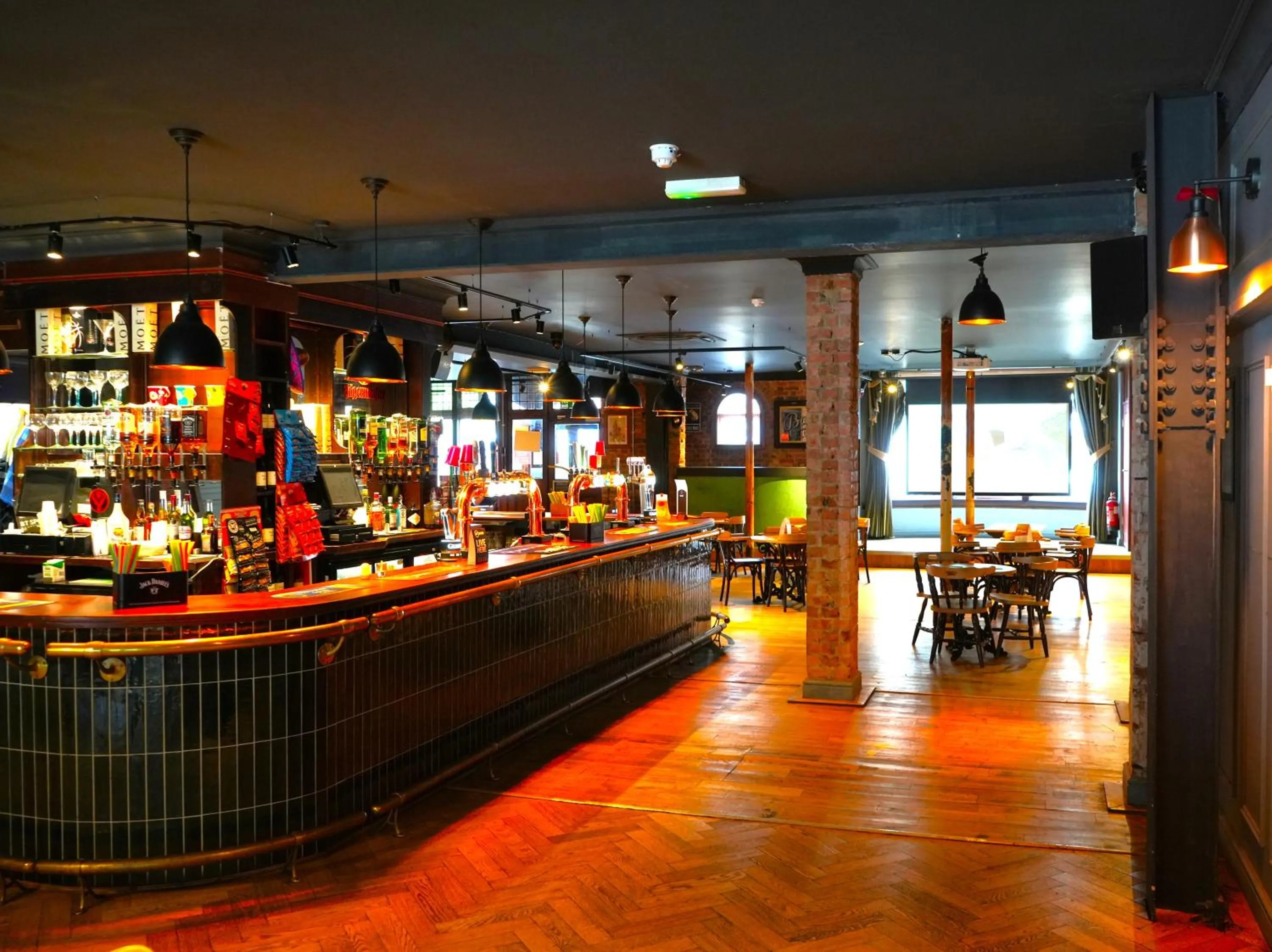 Restaurant/places to eat in Fountain Hotel