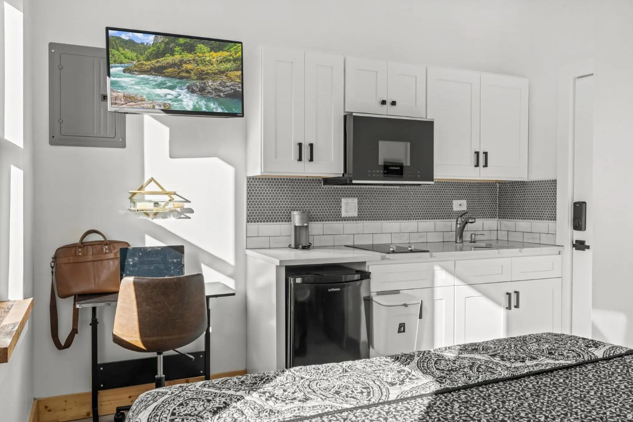 TV and multimedia in Goodseed Suites Philadephia Center