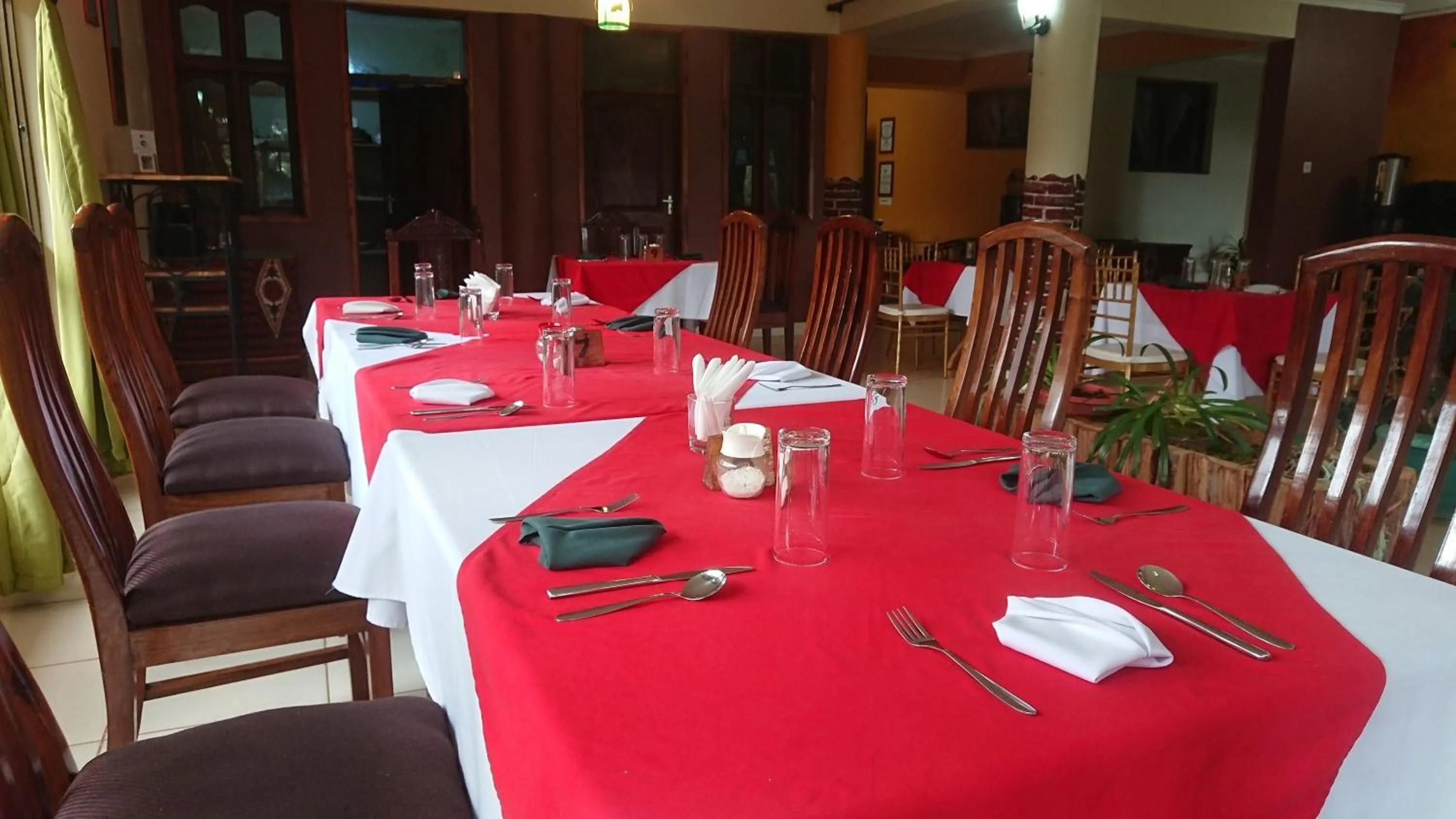 Restaurant/places to eat in LUSHOTO EXECUTIVE LODGE