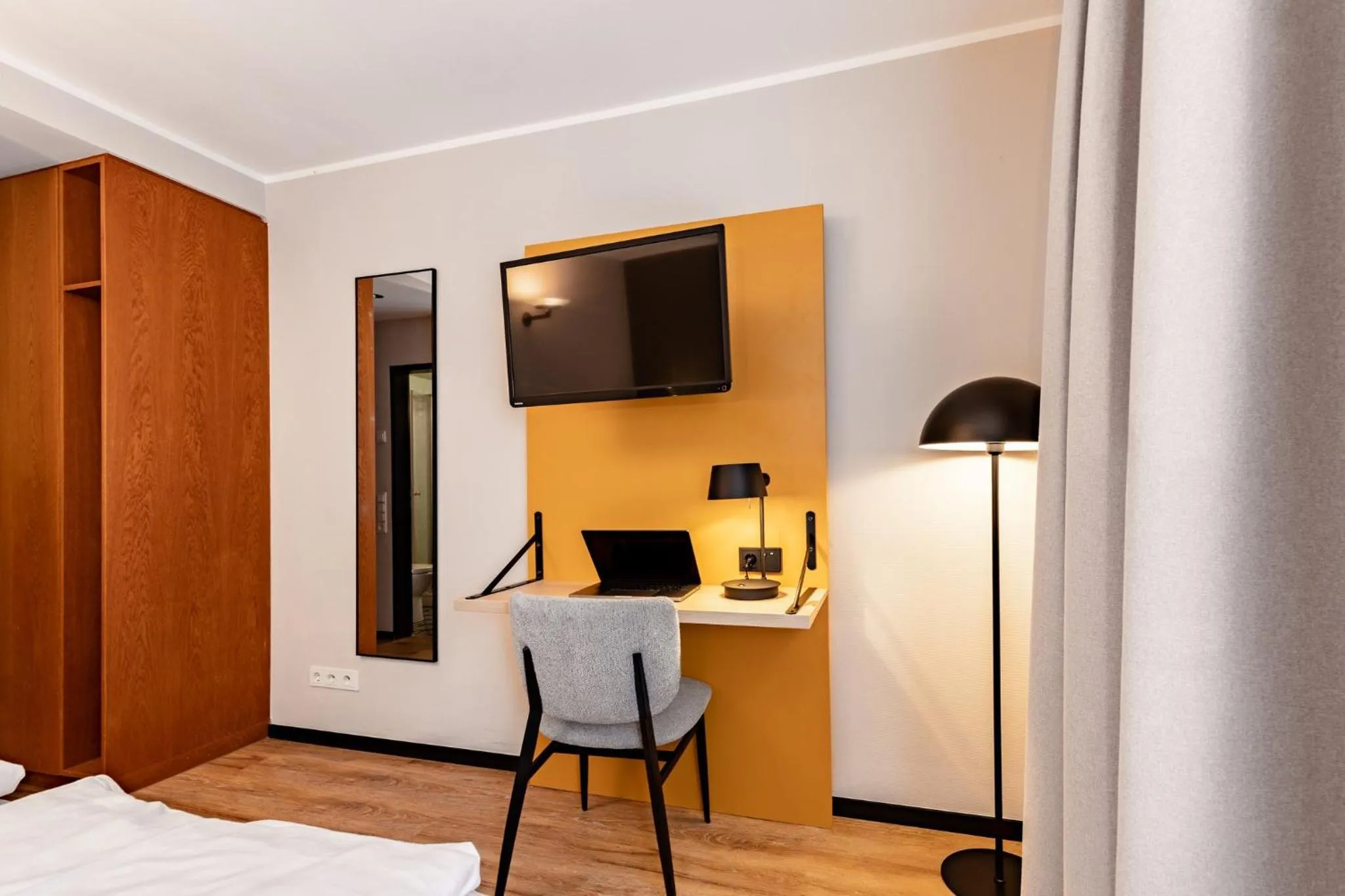 Photo of the whole room, Bed in Garner Hotel Cologne East by IHG
