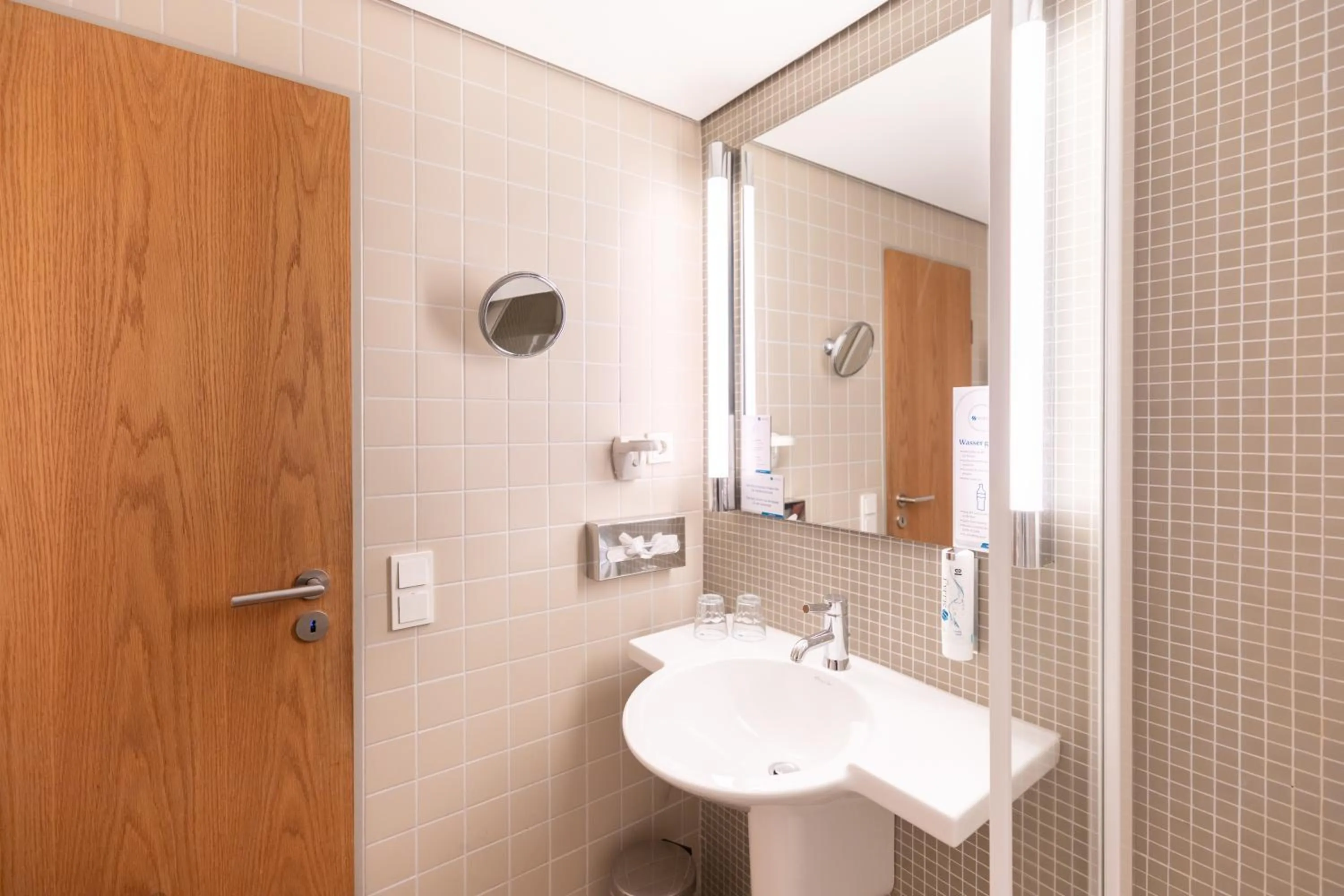 Shower in Select Hotel Silence Garden Köln