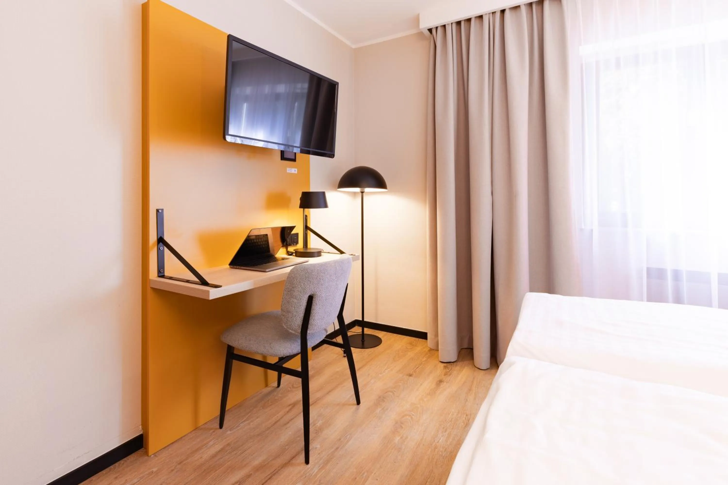 Photo of the whole room, Bed in Garner Hotel Cologne East by IHG