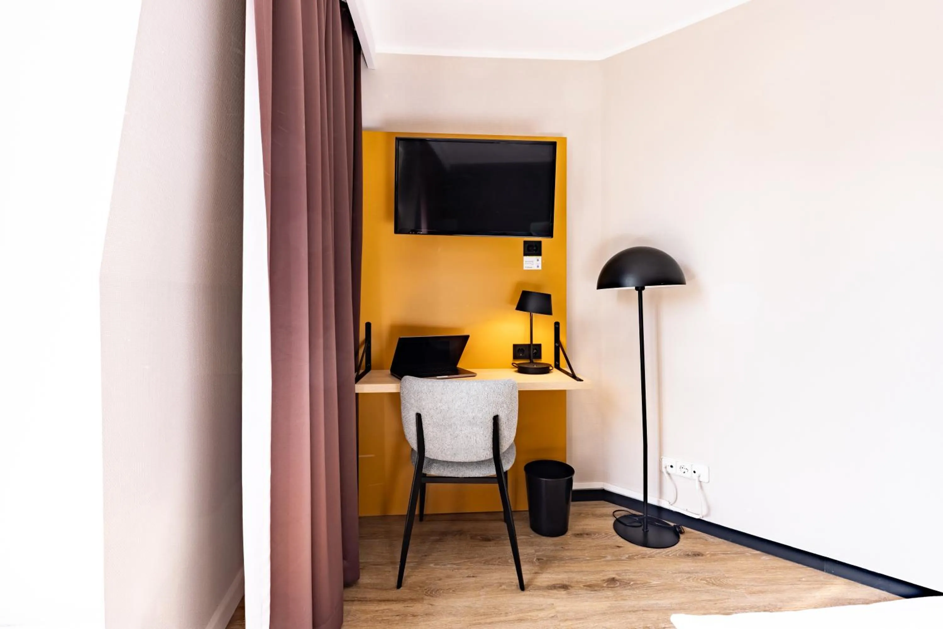 Photo of the whole room in Garner Hotel Cologne East by IHG