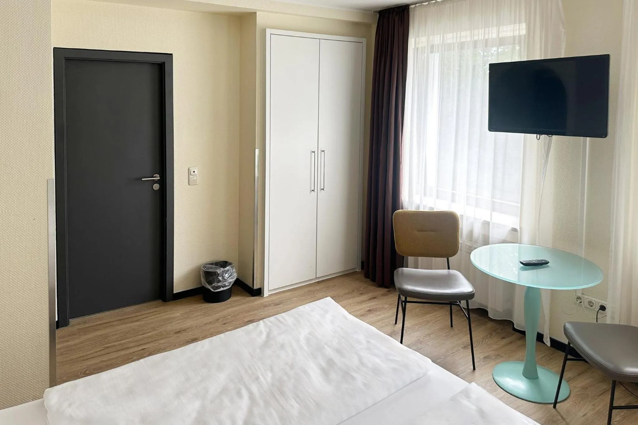 Photo of the whole room, Bed in Garner Hotel Cologne East by IHG