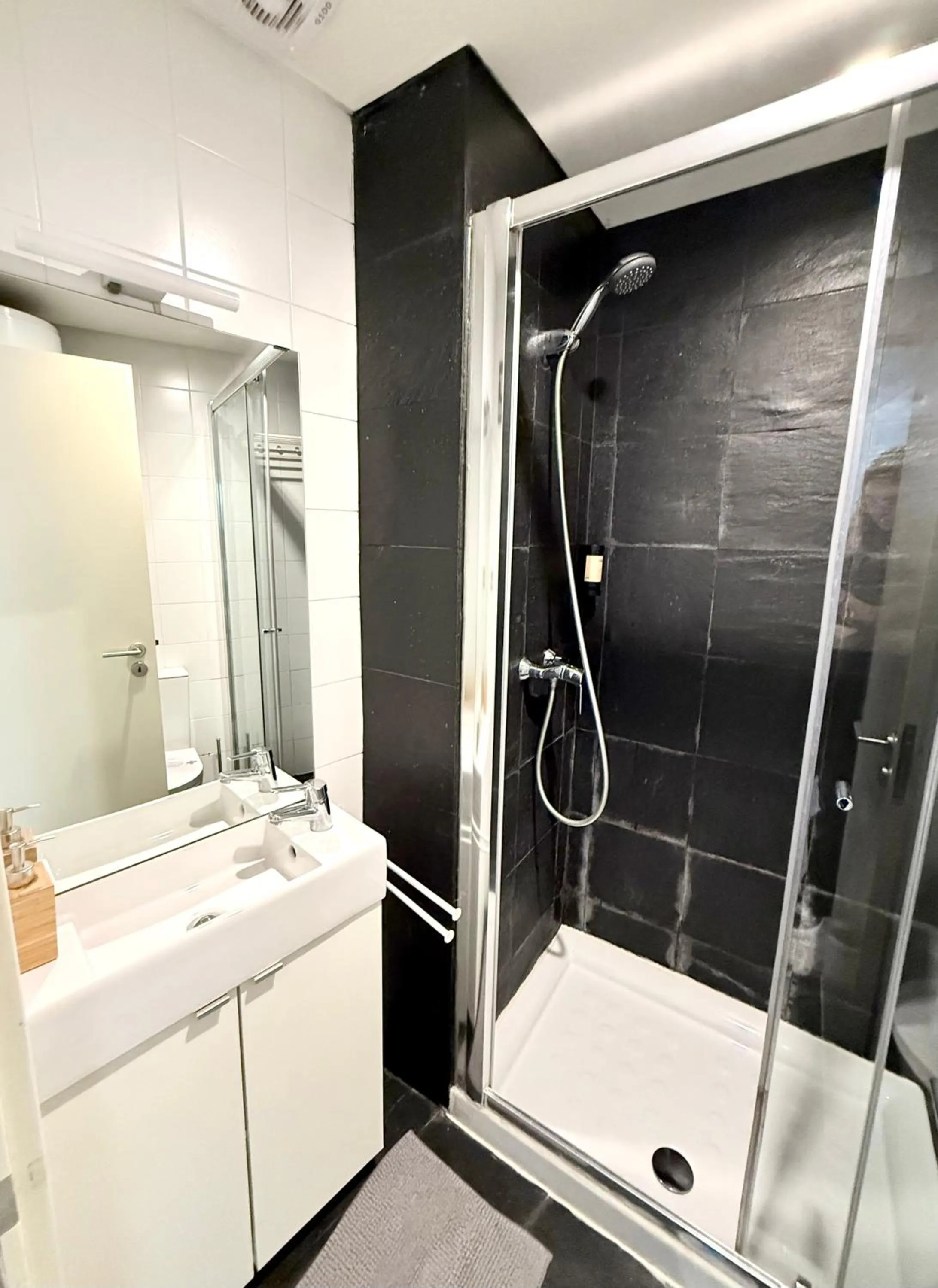 Shower in Ribeira Cinema Apartments