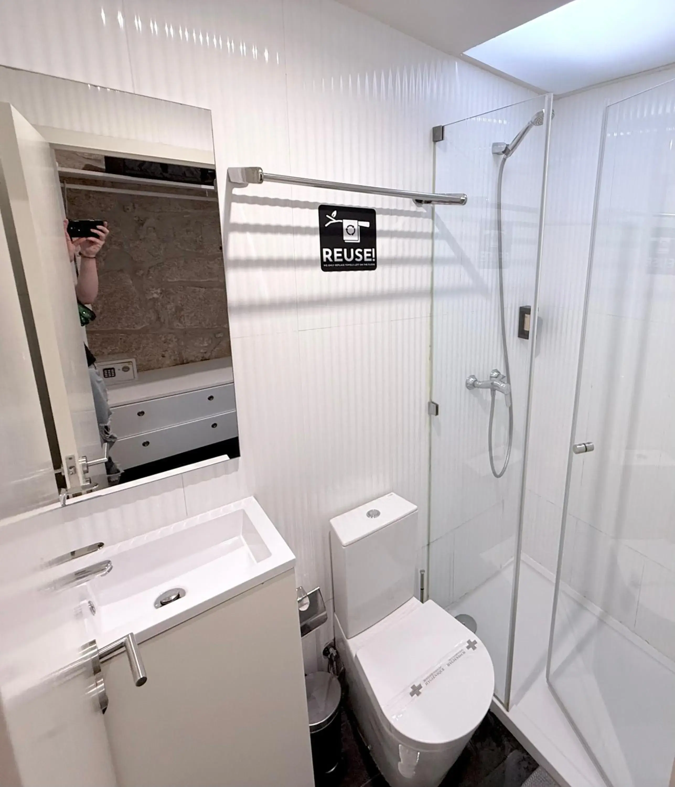 Shower in Ribeira Cinema Apartments Shower in Ribeira Cinema Apartments