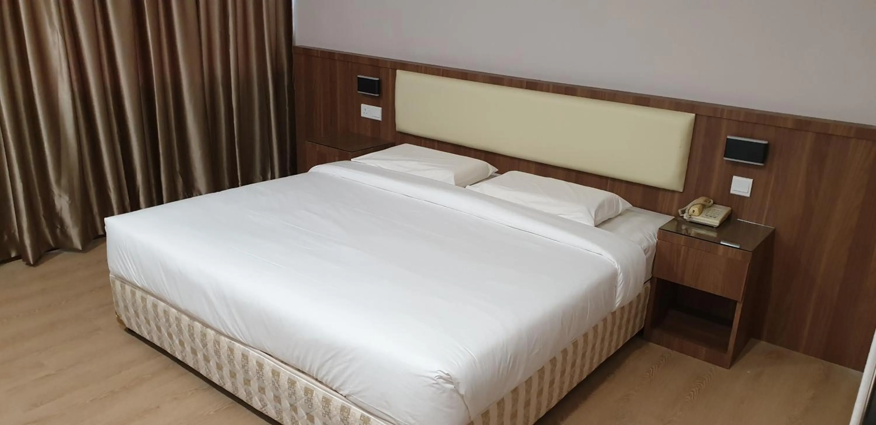 Property building, Bed in Hotel Samila