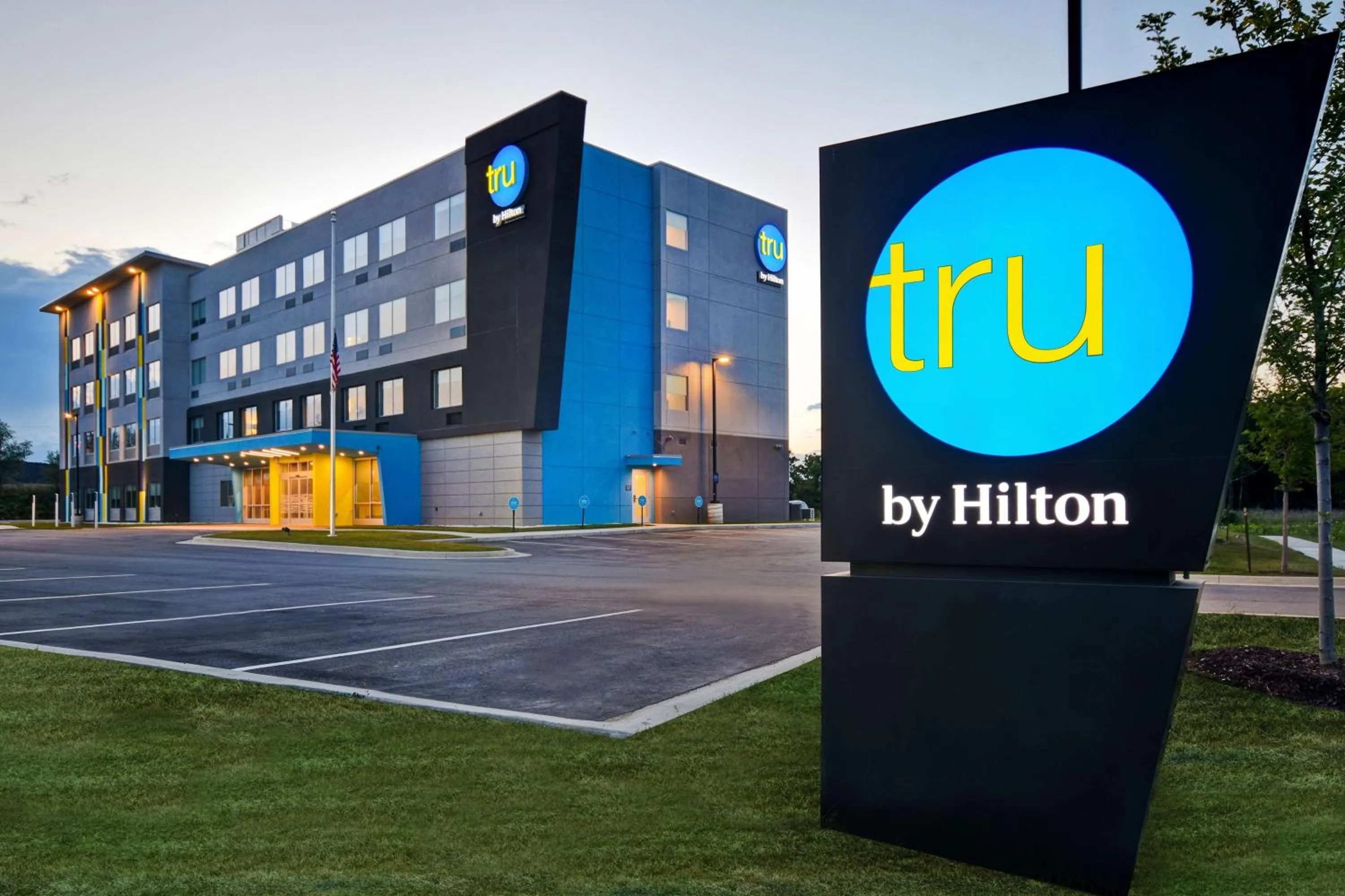 Property building in Tru By Hilton Auburn, In