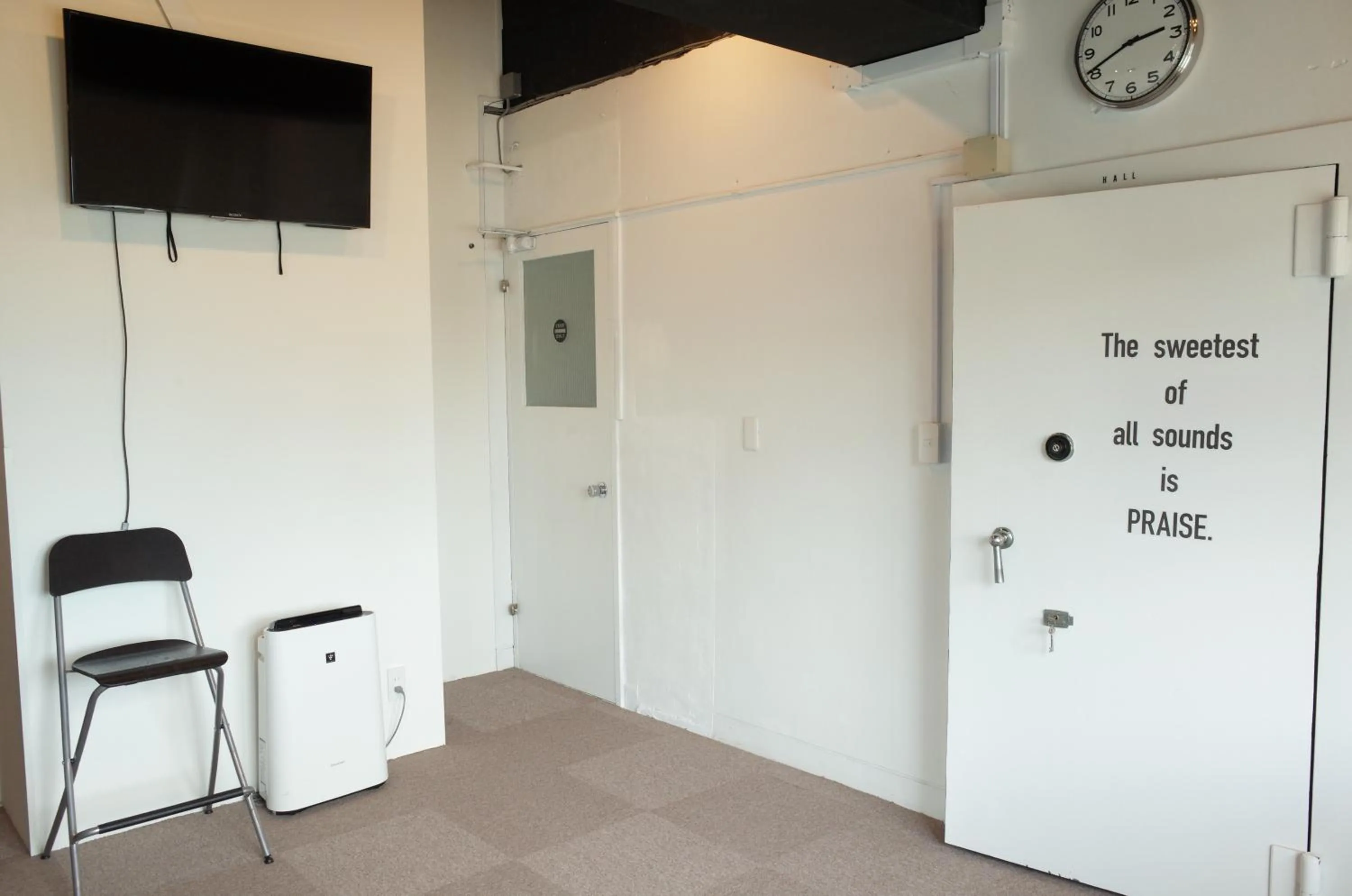 Communal lounge/ TV room in bnb+Atami Resort