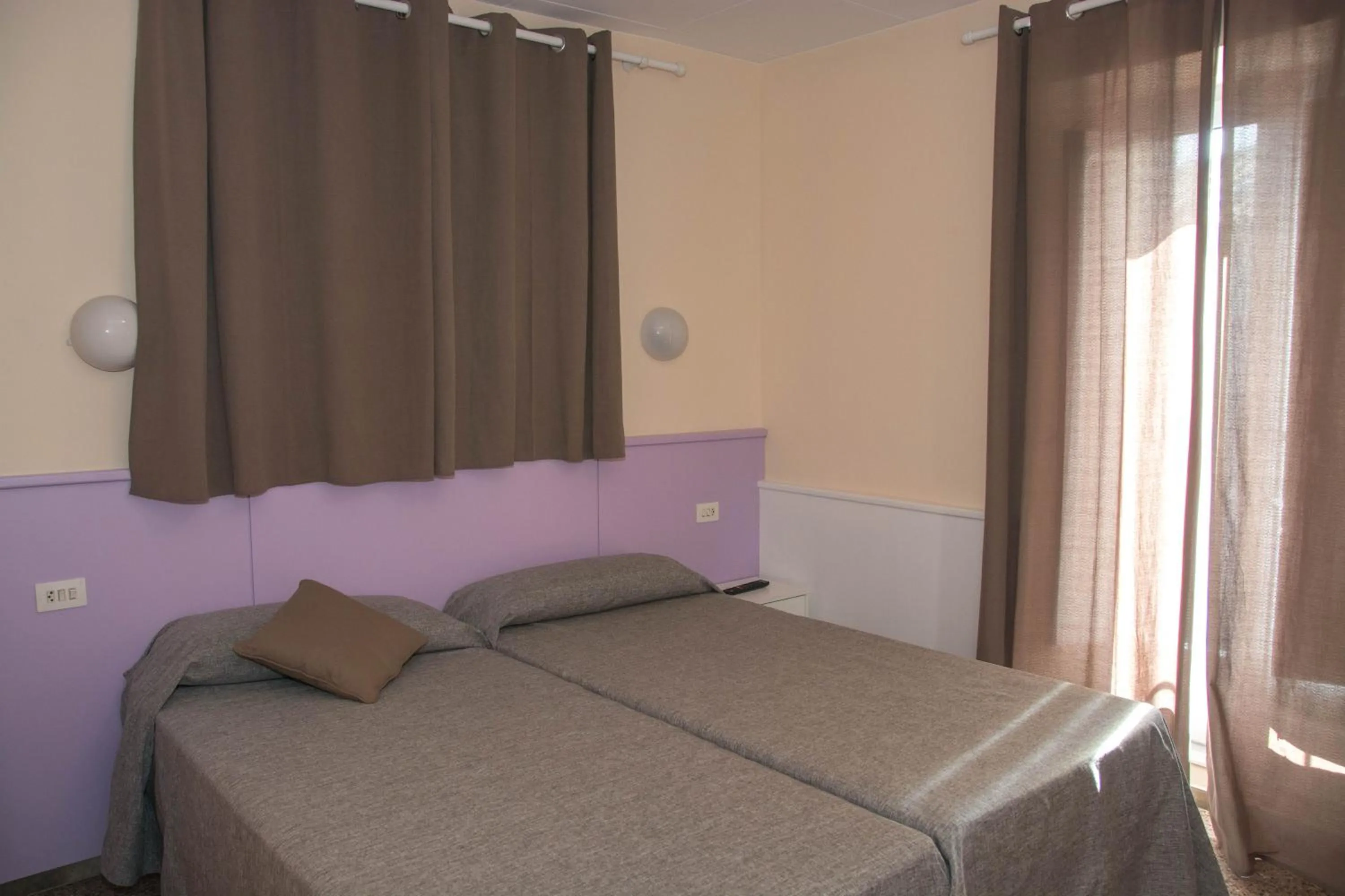 Bed in Hostal Empordà