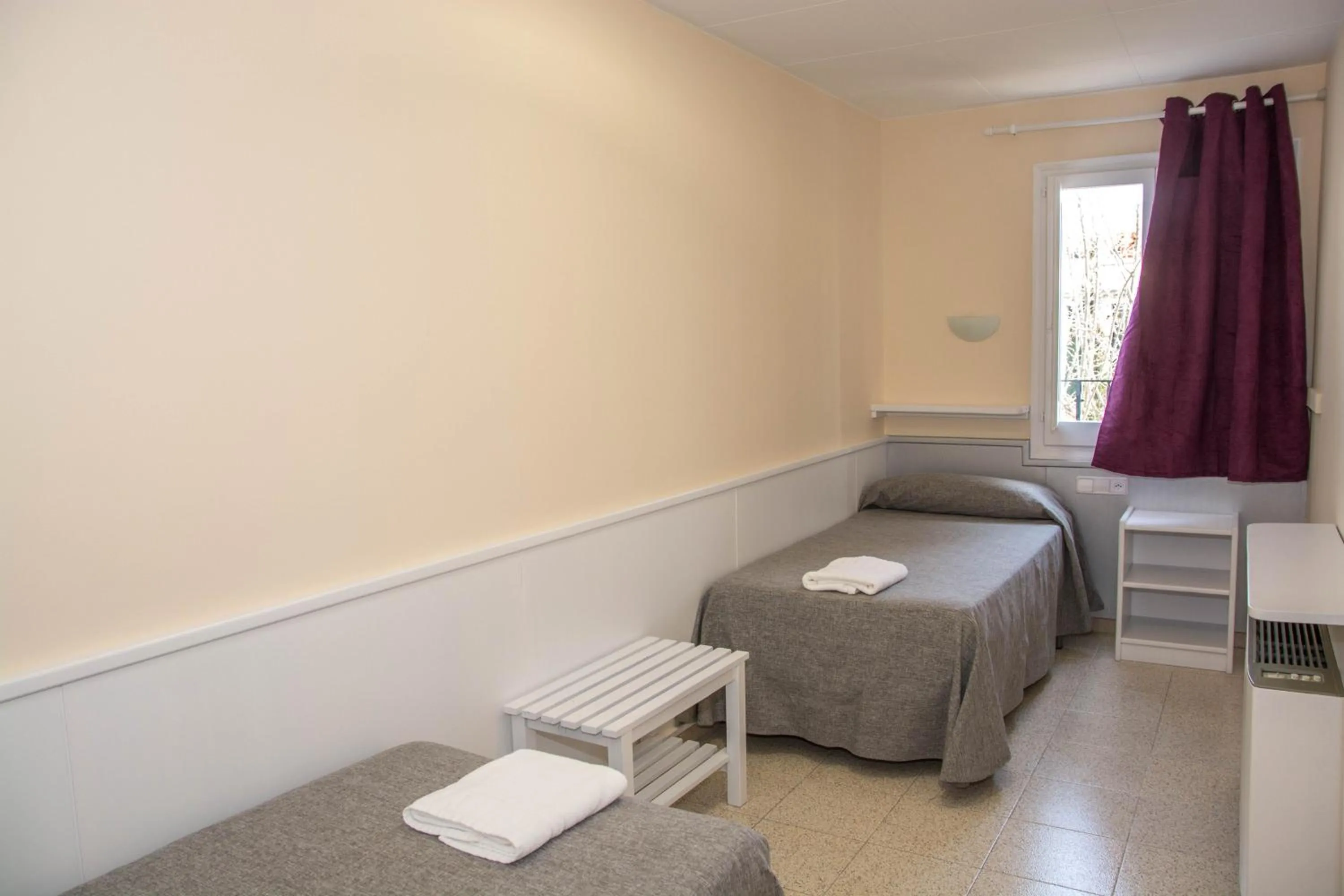 Bed in Hostal Empordà