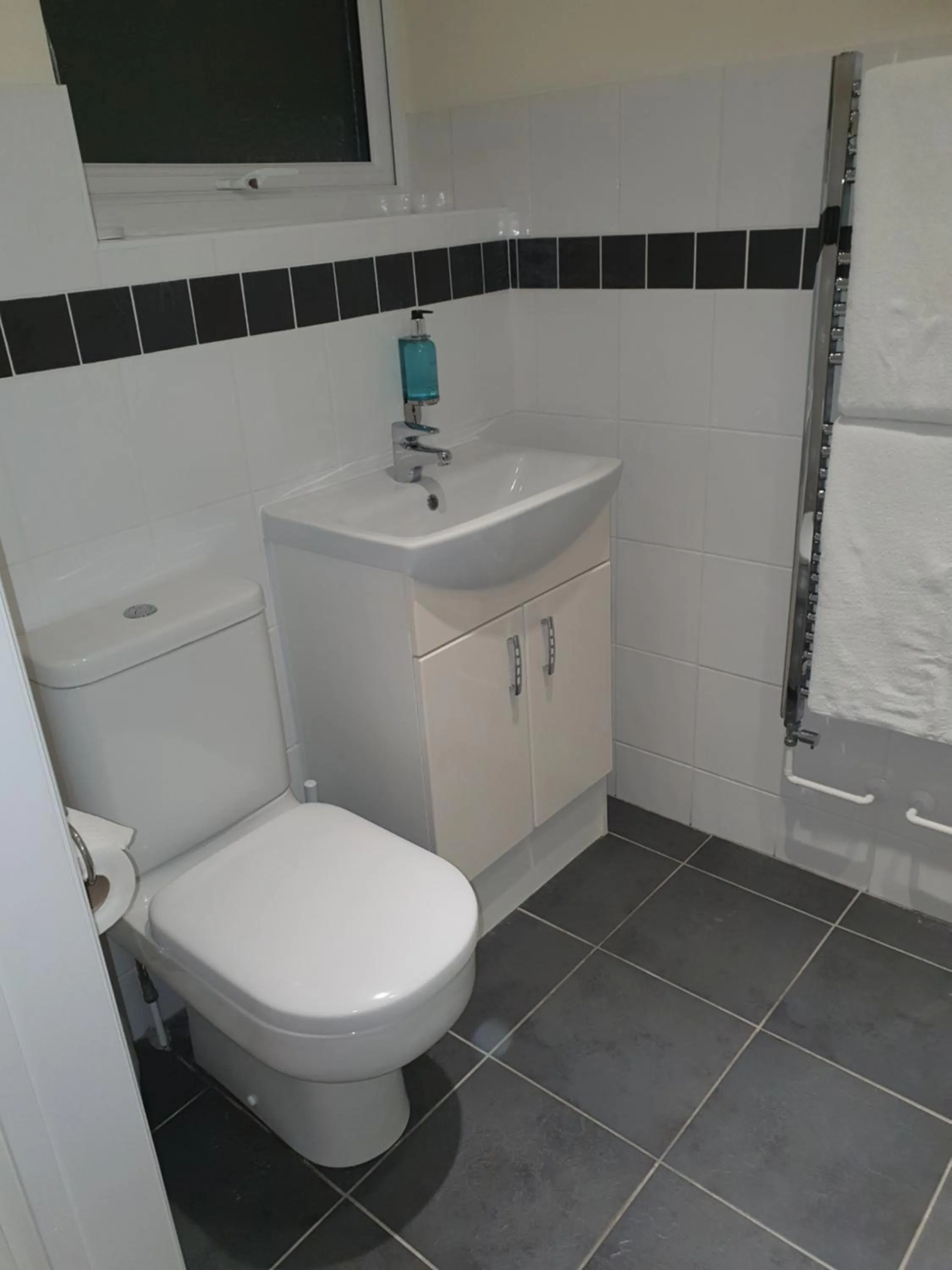 Bathroom in The Harp Freehouse and Guesthouse