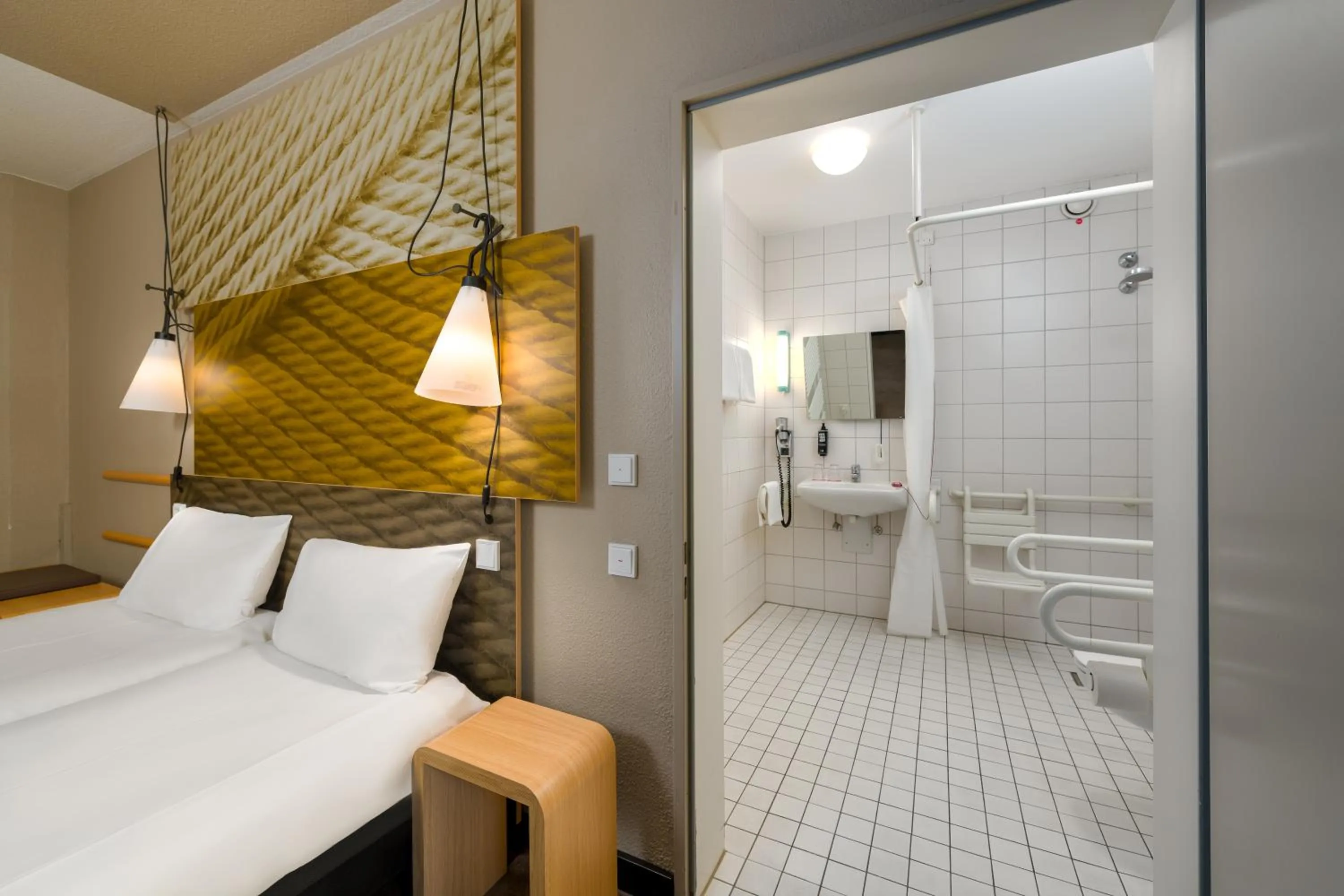 Photo of the whole room, Bed in ibis Hotel Hamburg St. Pauli Messe