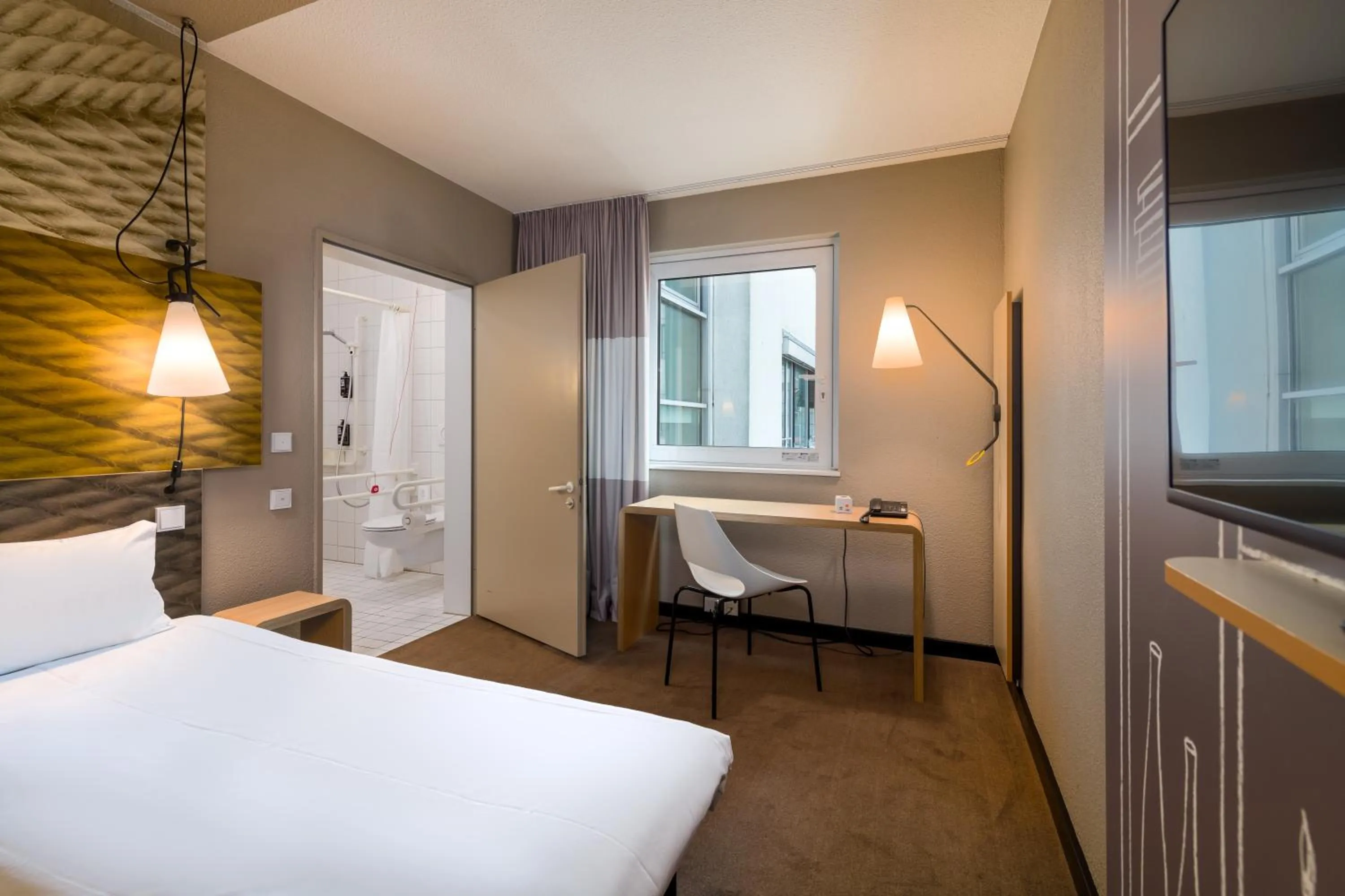 City view, Bed in ibis Hotel Hamburg St. Pauli Messe