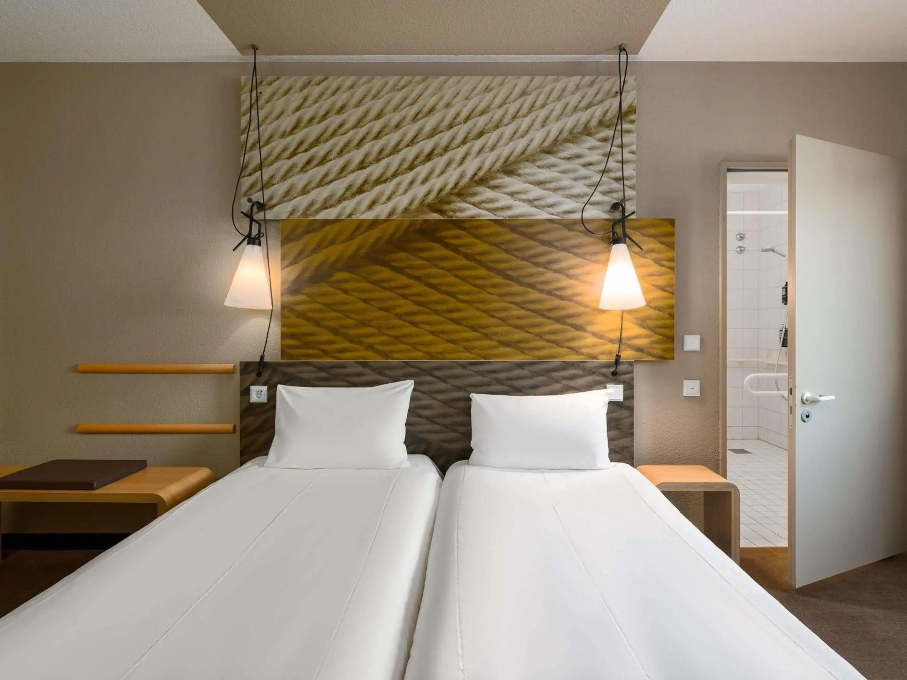 Bedroom, Bed in ibis Hotel Hamburg St. Pauli Messe Bedroom, Bed in ibis Hotel Hamburg St. Pauli Messe