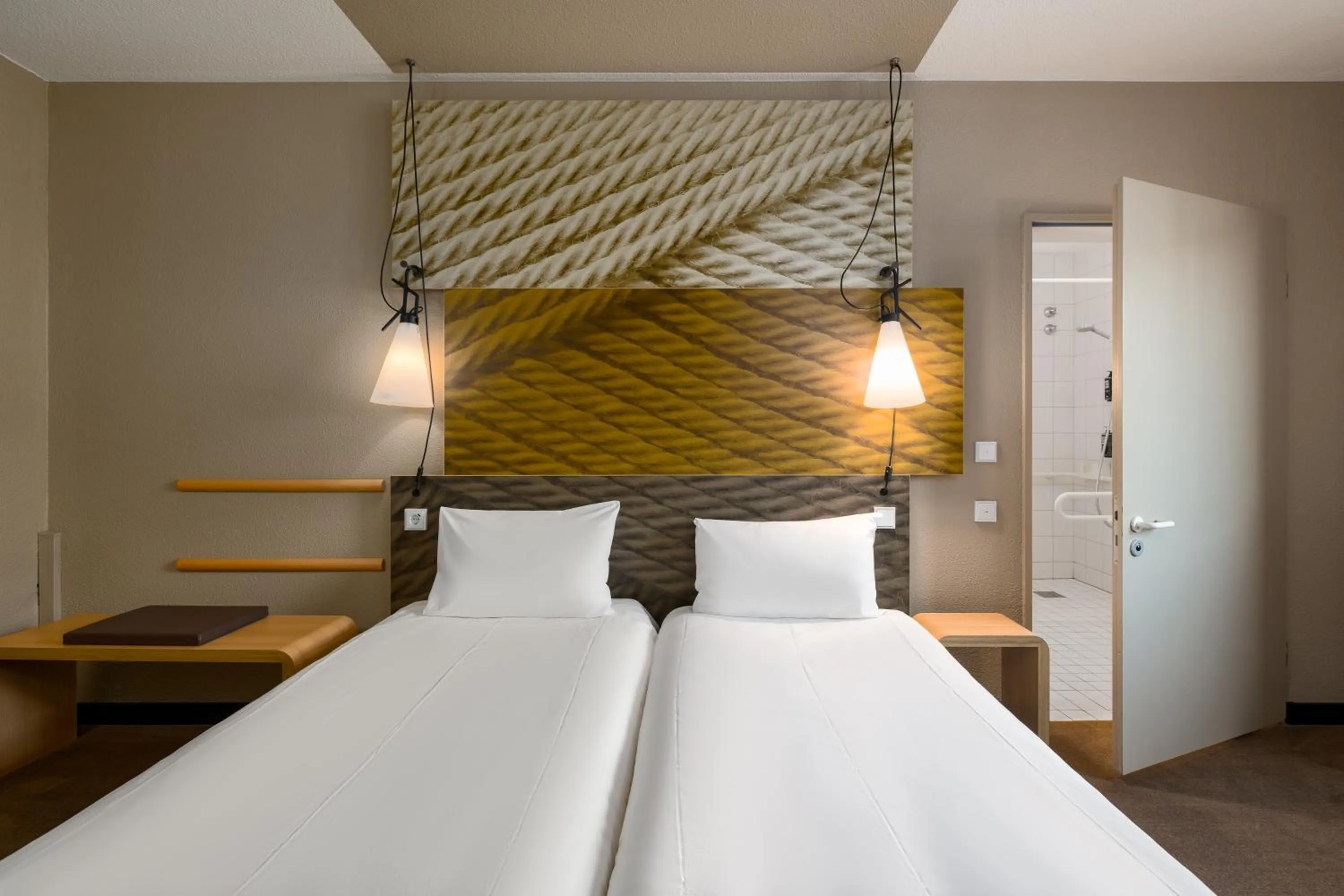 Photo of the whole room, Bed in ibis Hotel Hamburg St. Pauli Messe