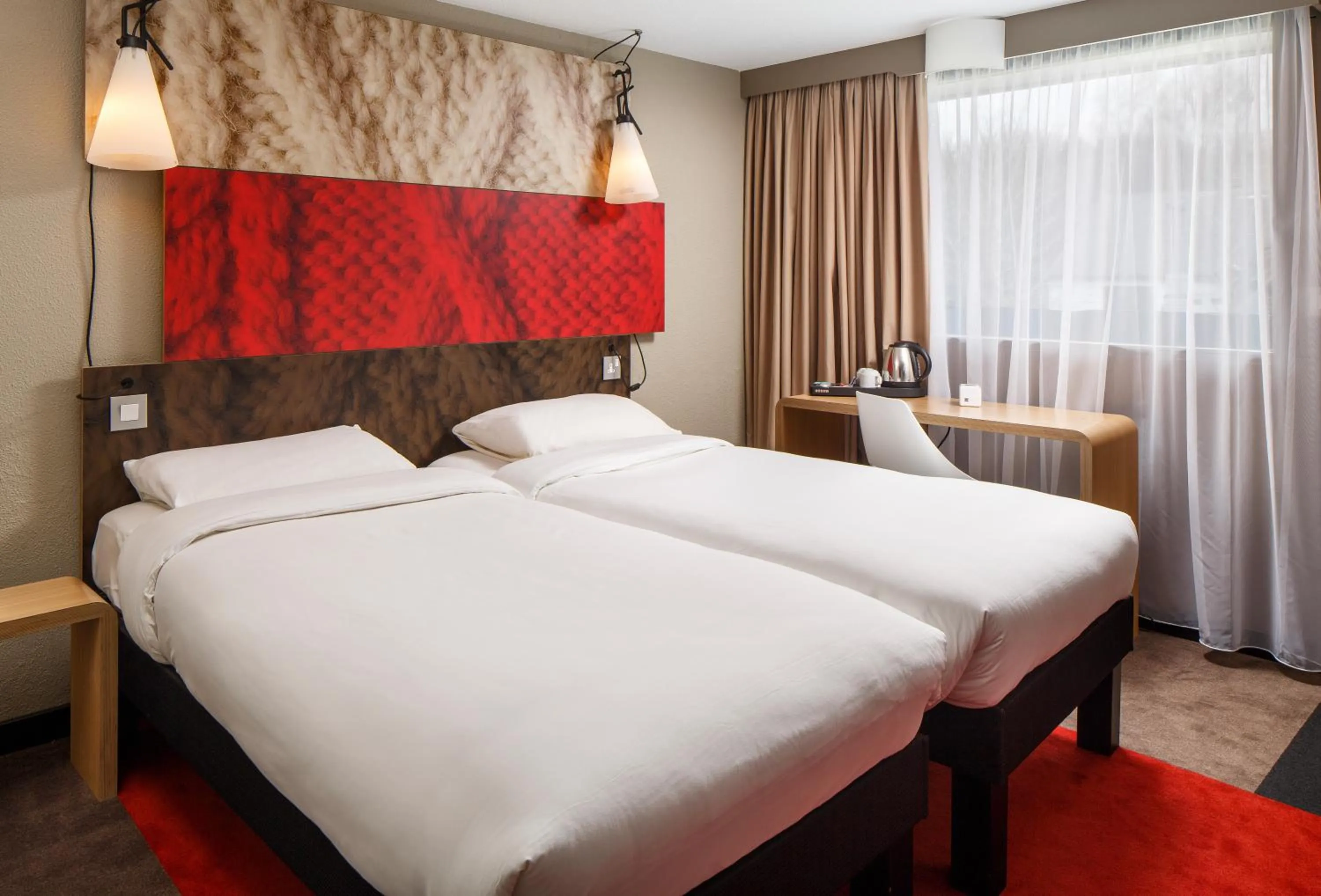 Toilet, Bed in ibis Hotel Hamburg St. Pauli Messe