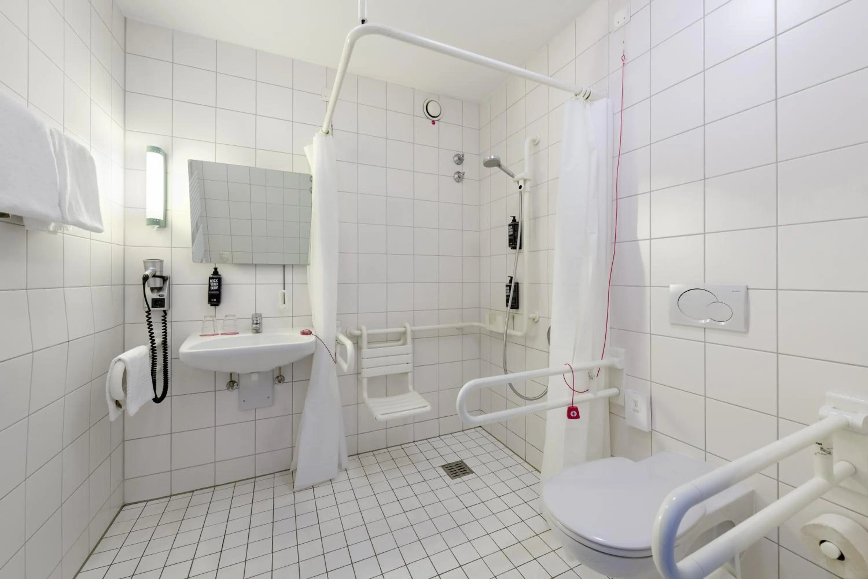 Toilet in ibis Hotel Hamburg St. Pauli Messe