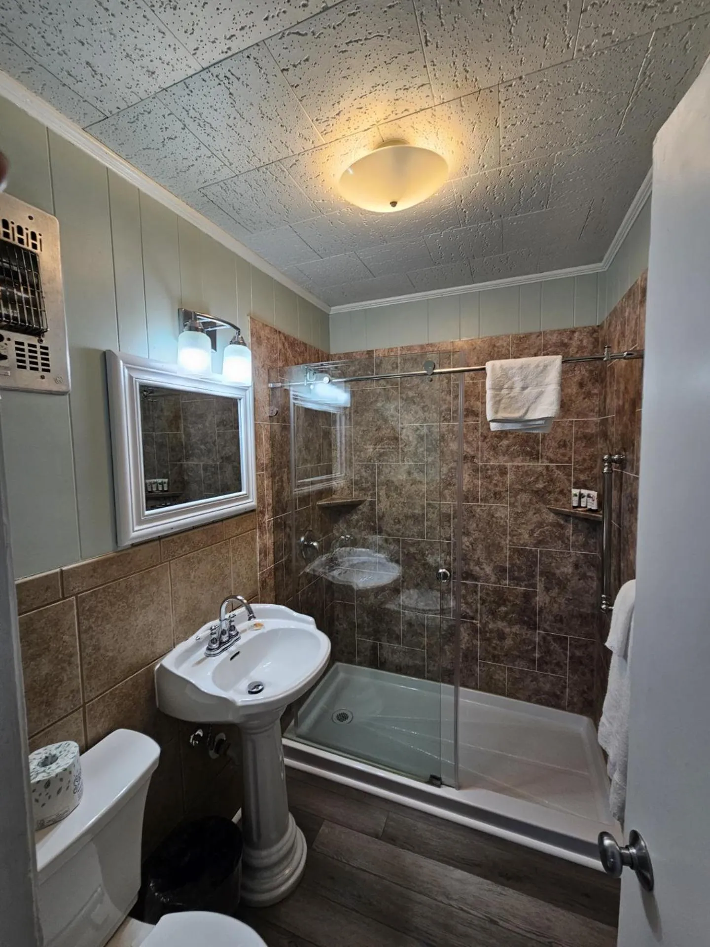 Bathroom in Island Guesthouse and Motel OBX