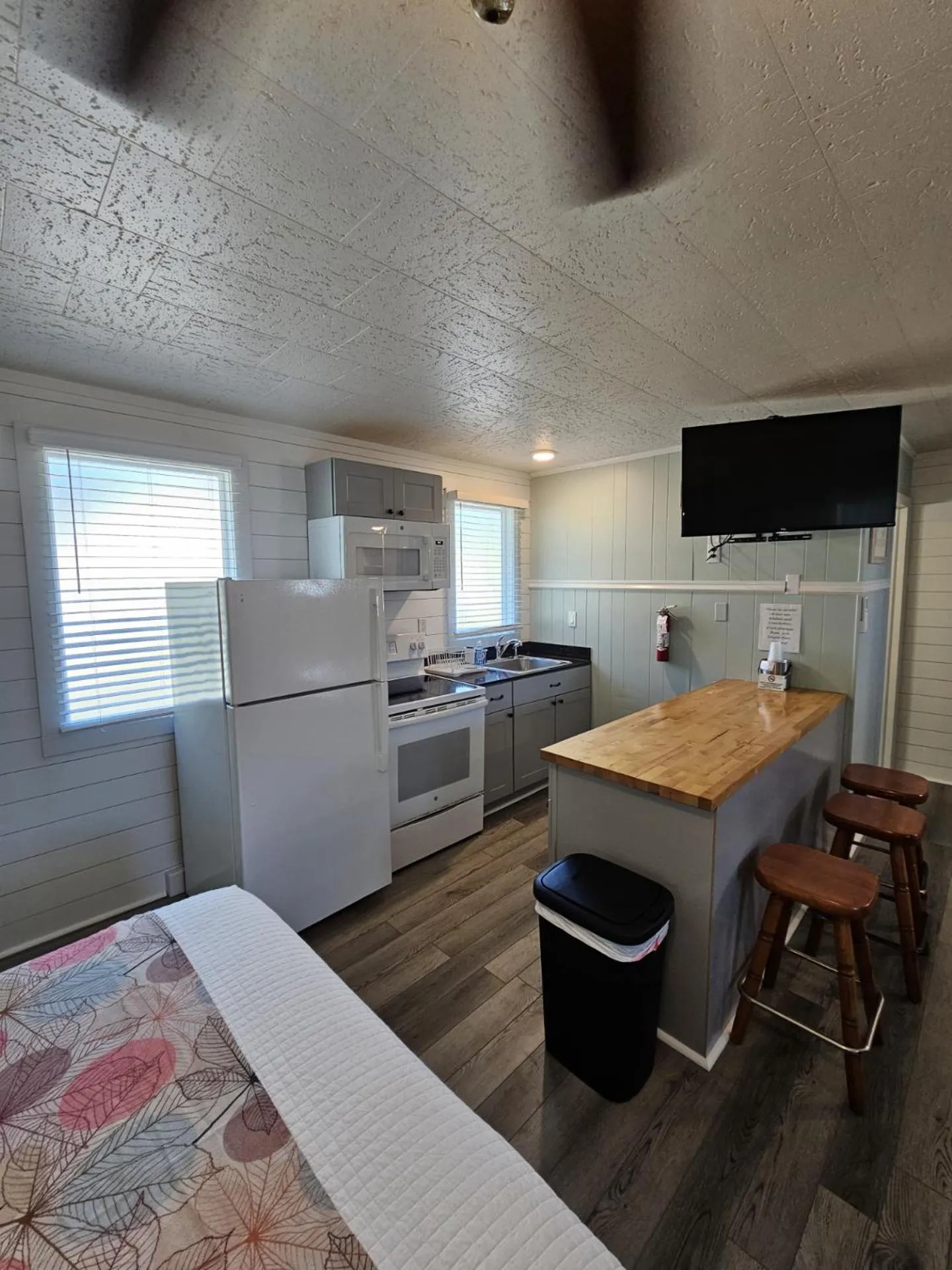 Kitchen or kitchenette in Island Guesthouse and Motel OBX