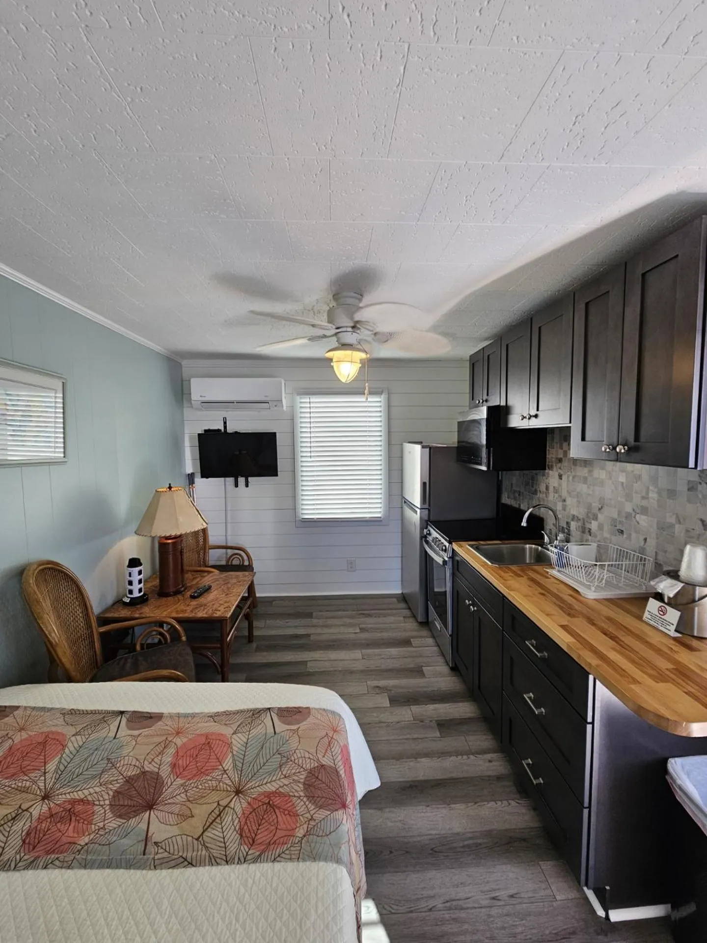 Kitchen or kitchenette in Island Guesthouse and Motel OBX