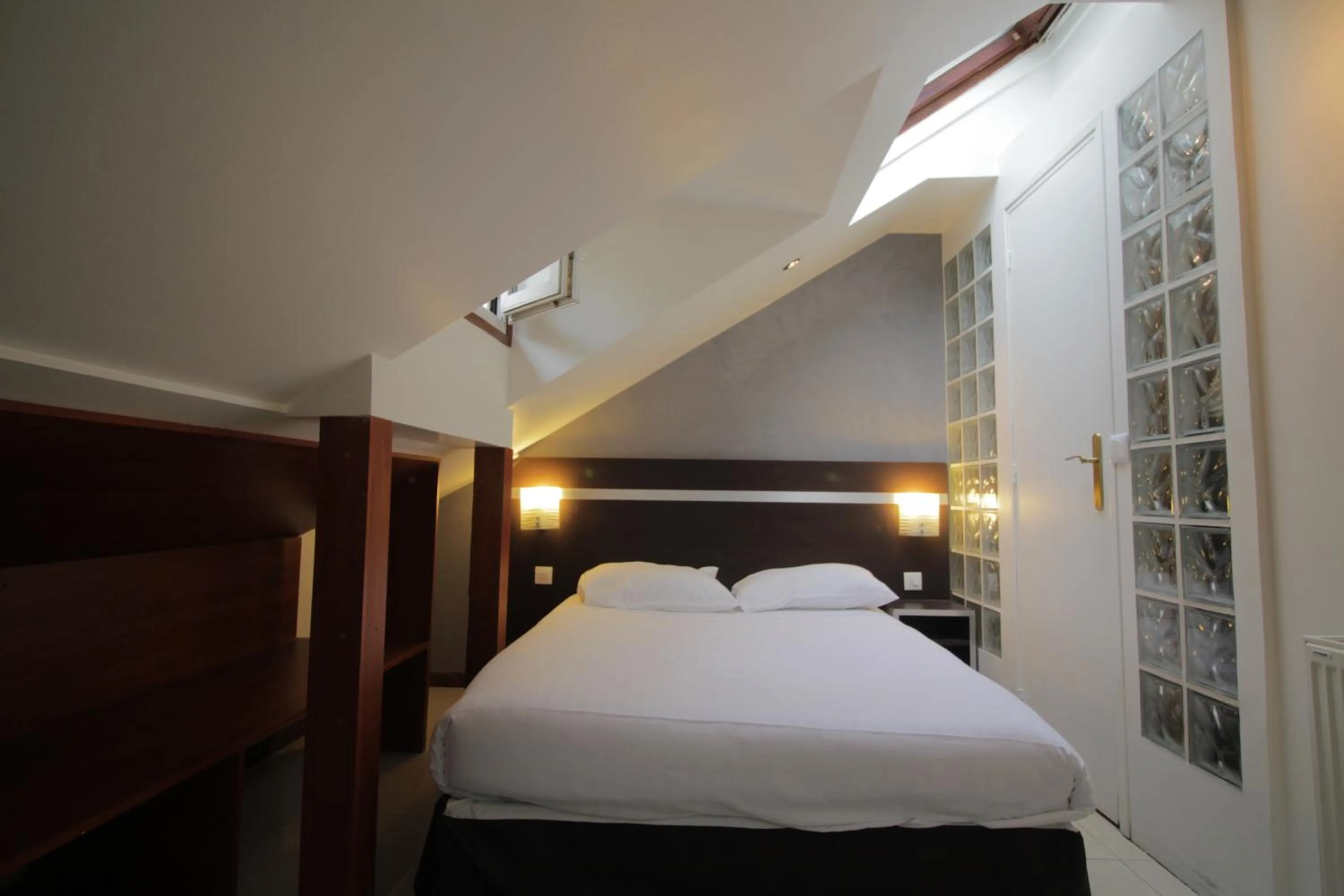 Photo of the whole room, Bed in Modern's Hotel