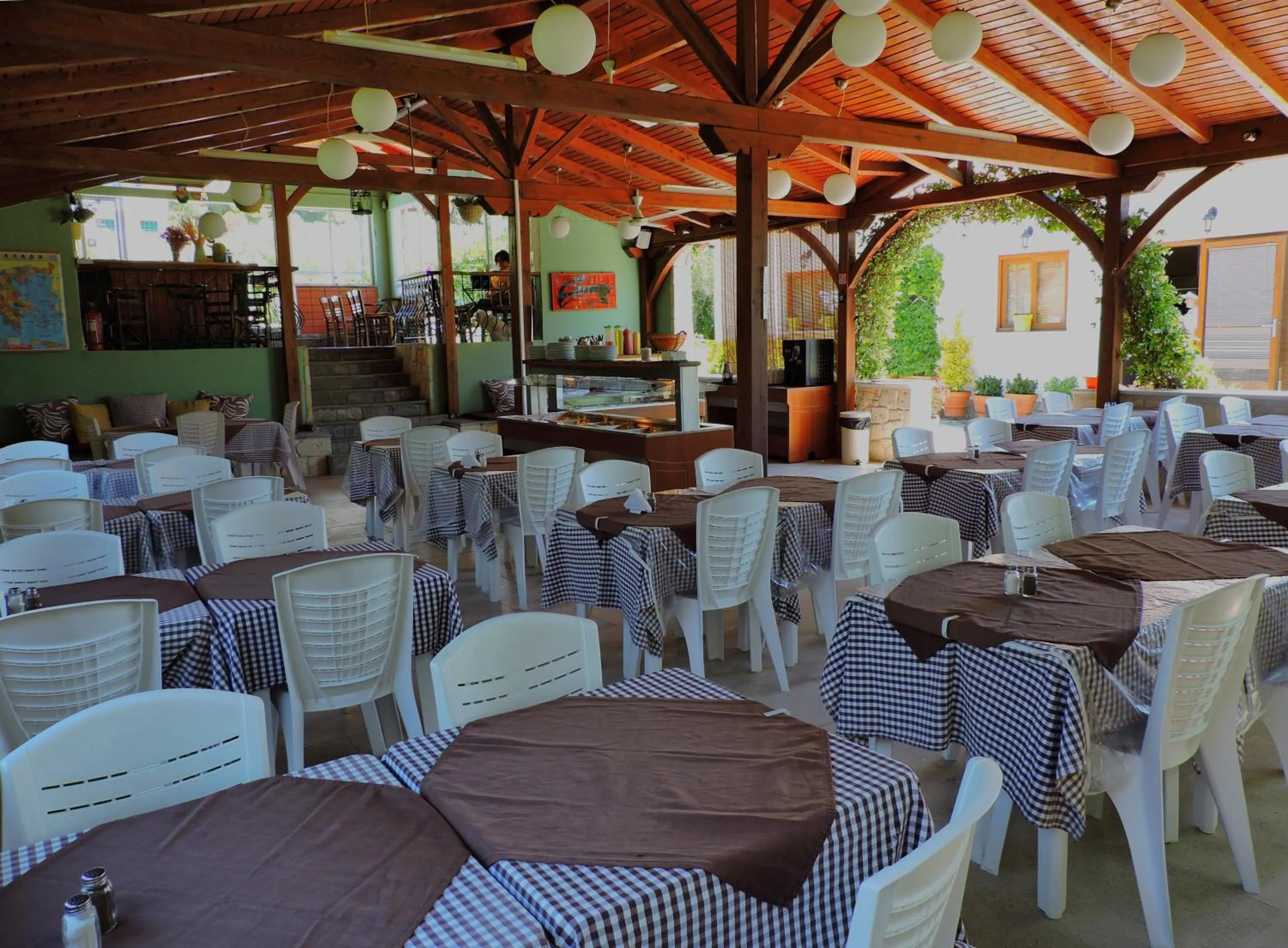 Restaurant/places to eat in Julia Hotel