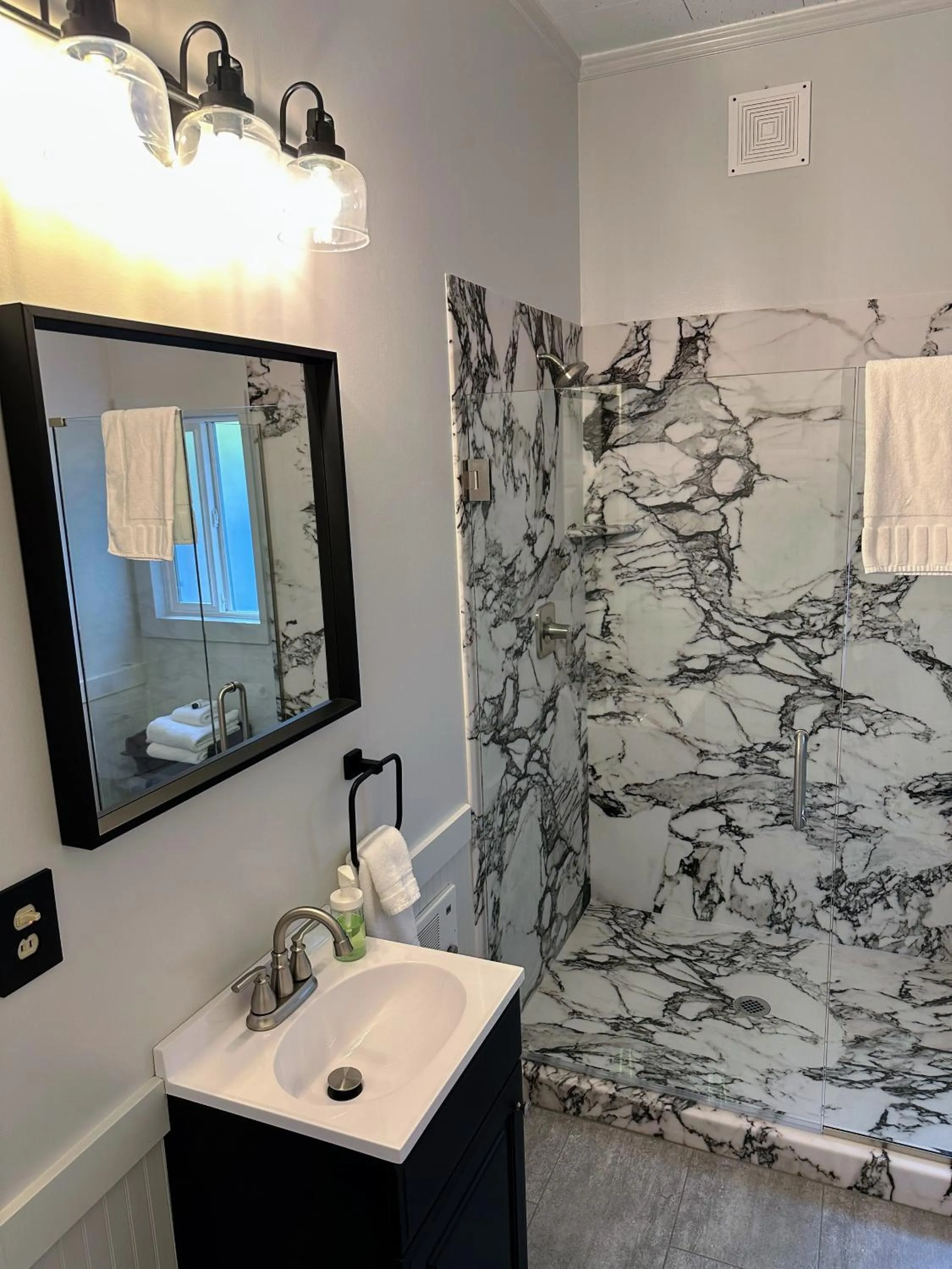 Bathroom in Westfir Lodge & Mountain Market