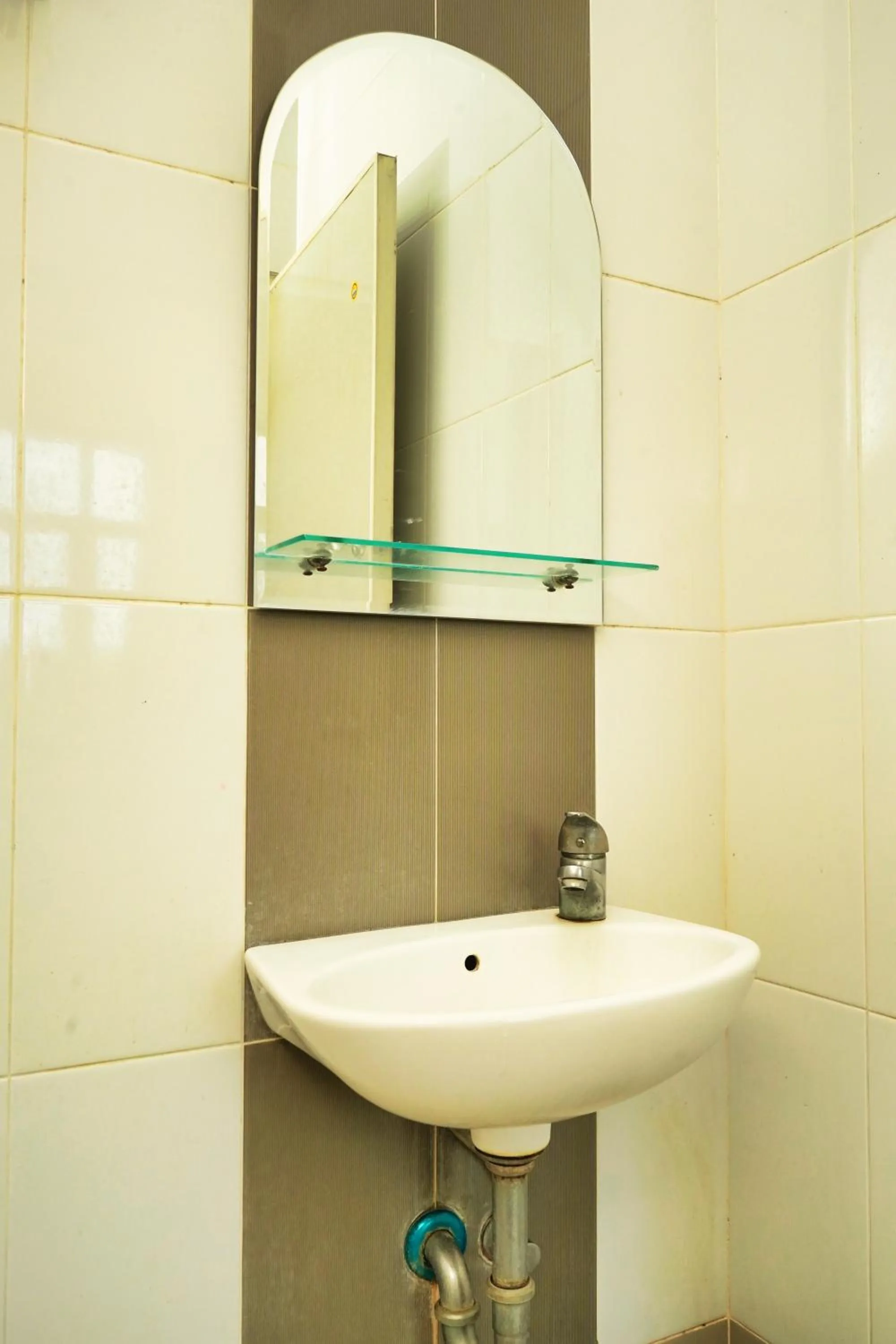 Bathroom in Gapura Residence Airport Semarang by Sinergi