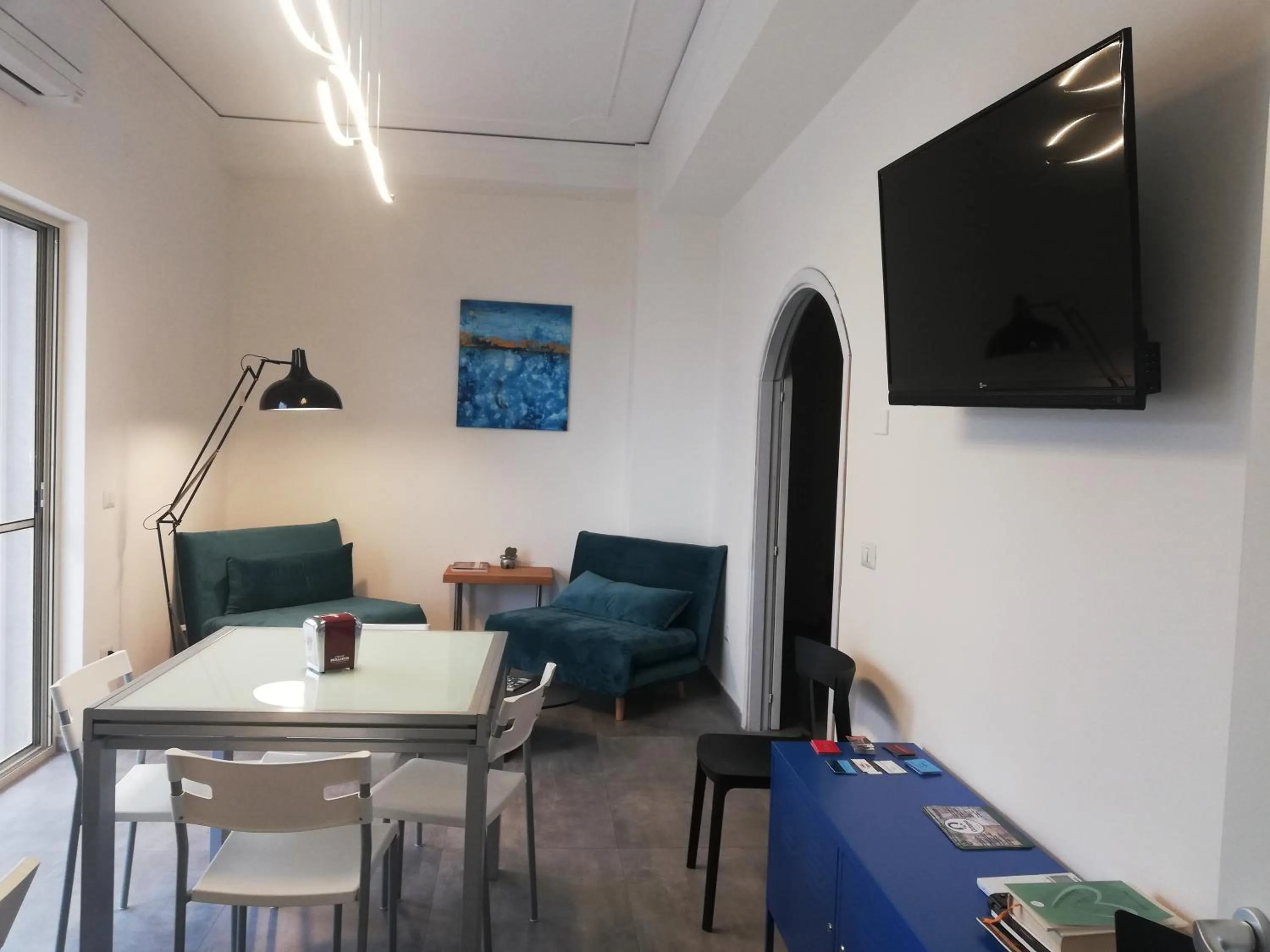 Communal lounge/ TV room in Miti Dello Stretto B&B