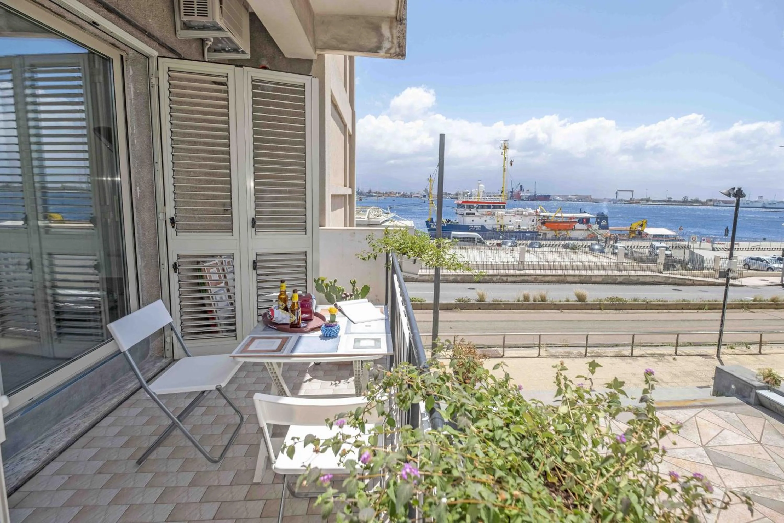 Communal lounge/ TV room in Miti Dello Stretto B&B