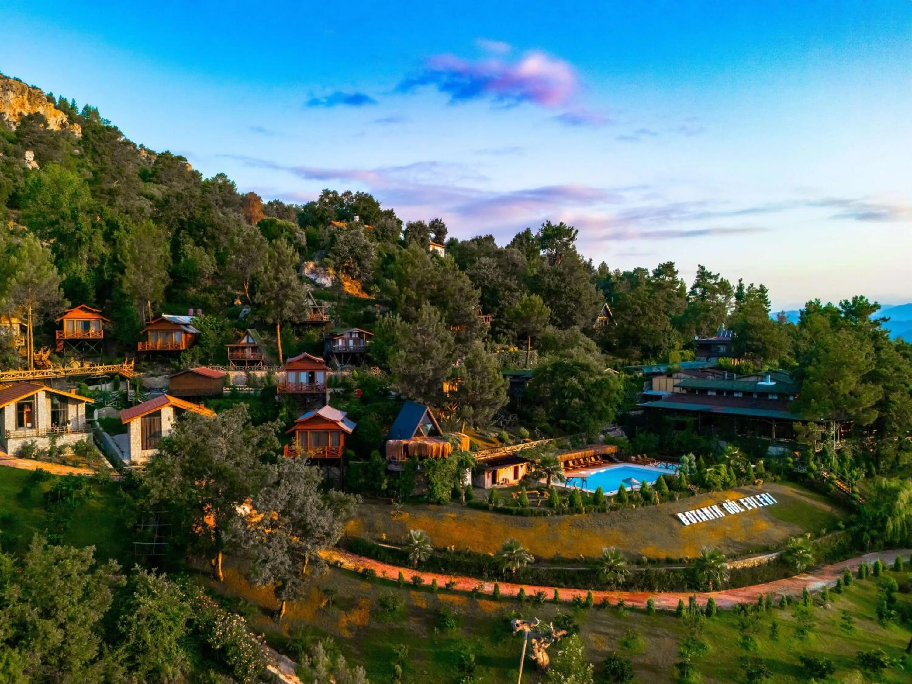 Bird's eye view in Botanik Göl Evleri