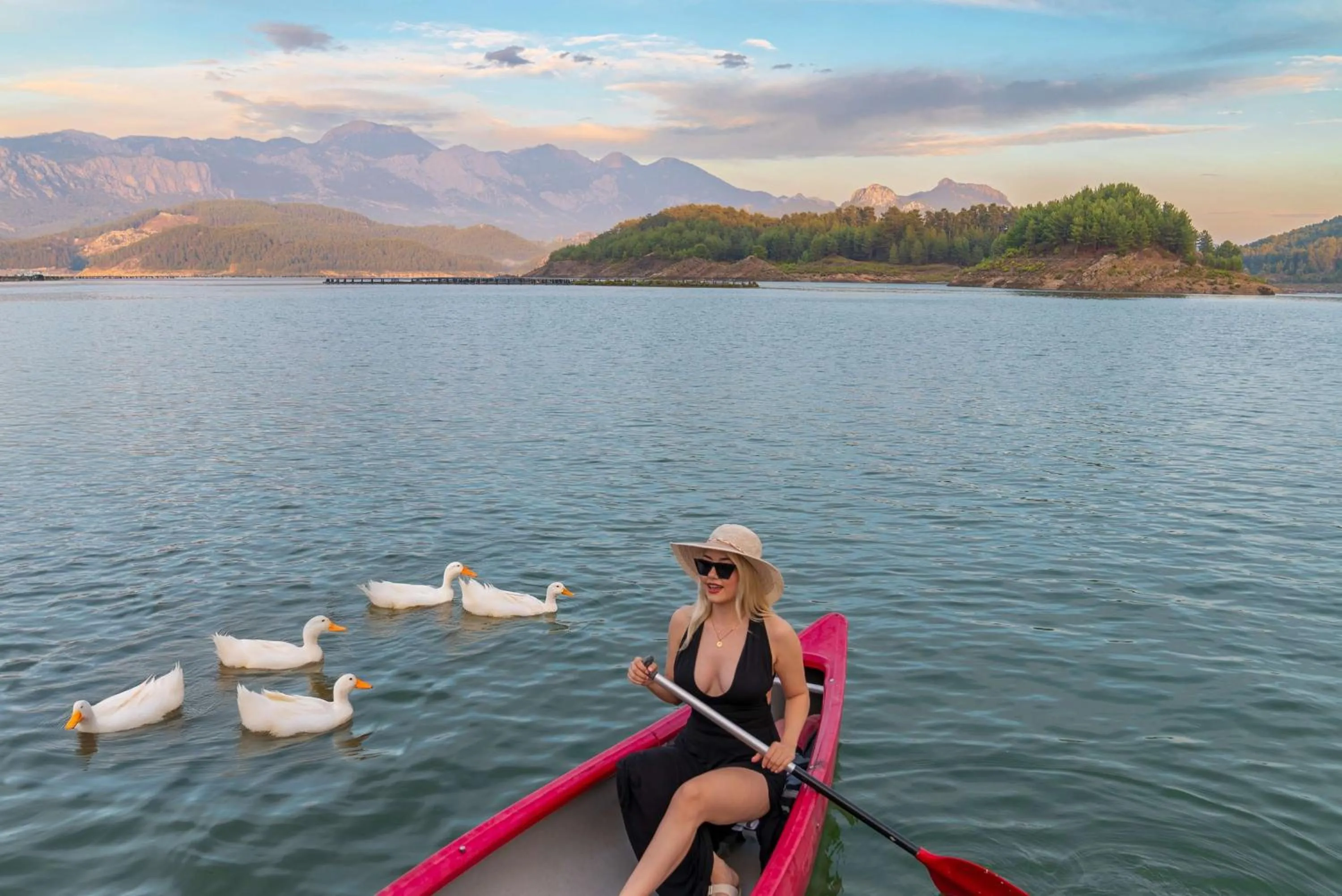 Canoeing in Botanik Göl Evleri