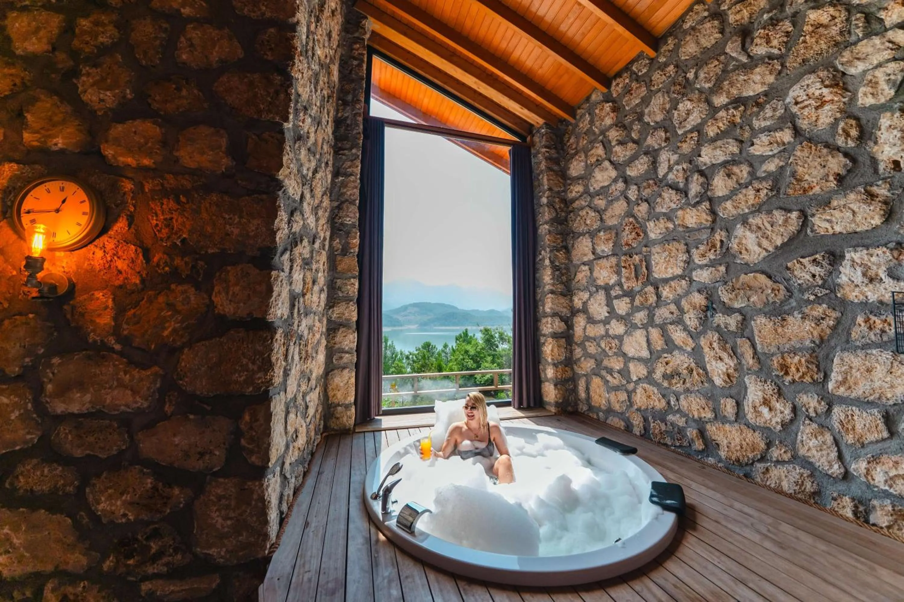 Bath in Botanik Göl Evleri