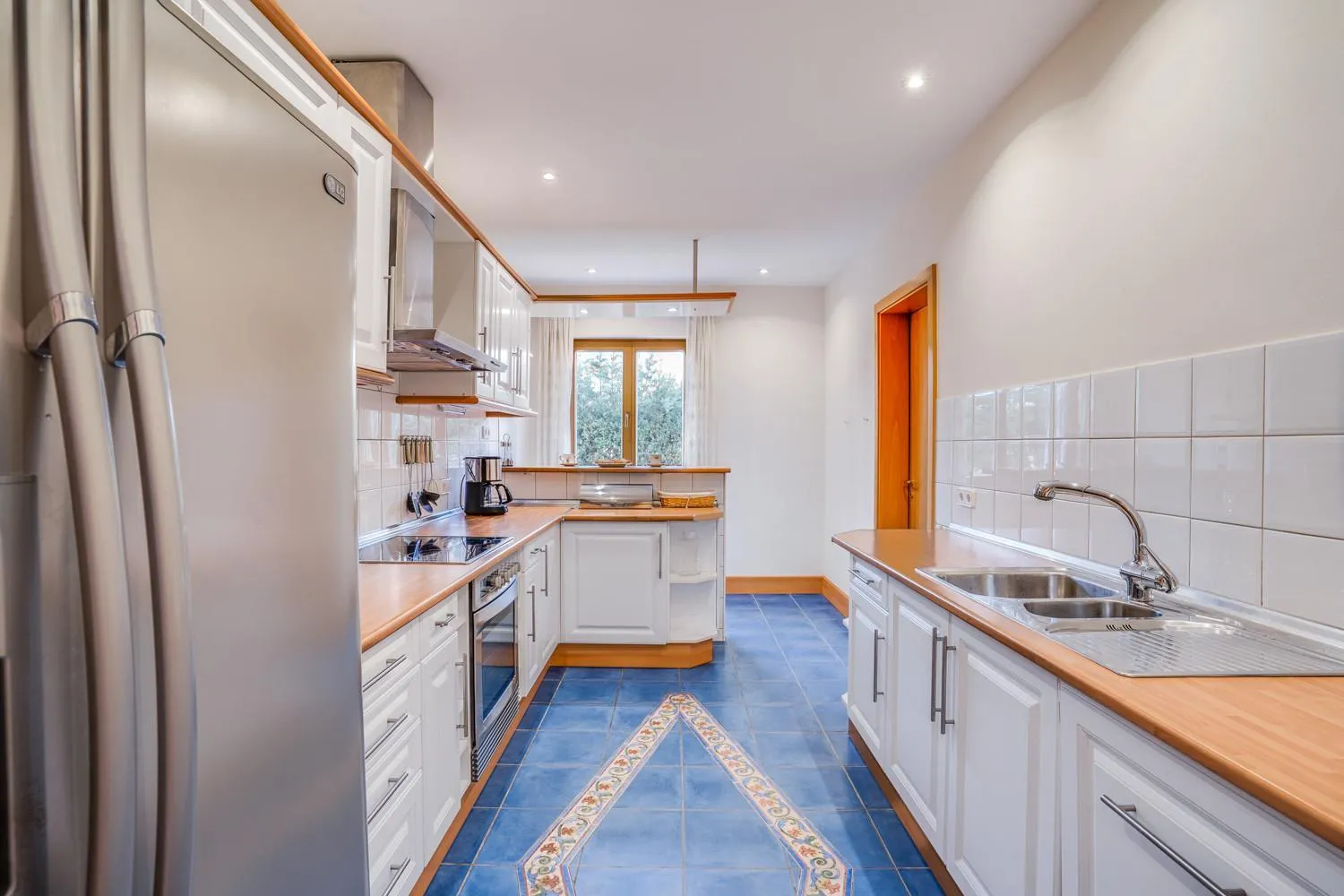 Kitchen or kitchenette in Villa Puerto Alcudia - Lago Aran Berna by PriorityVillas