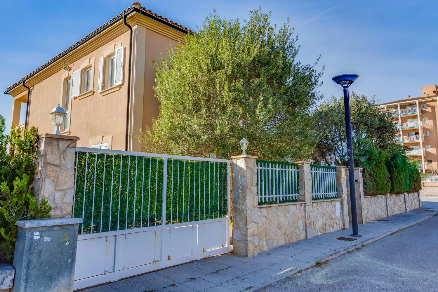 Property building in Villa Puerto Alcudia - Lago Aran Berna by PriorityVillas