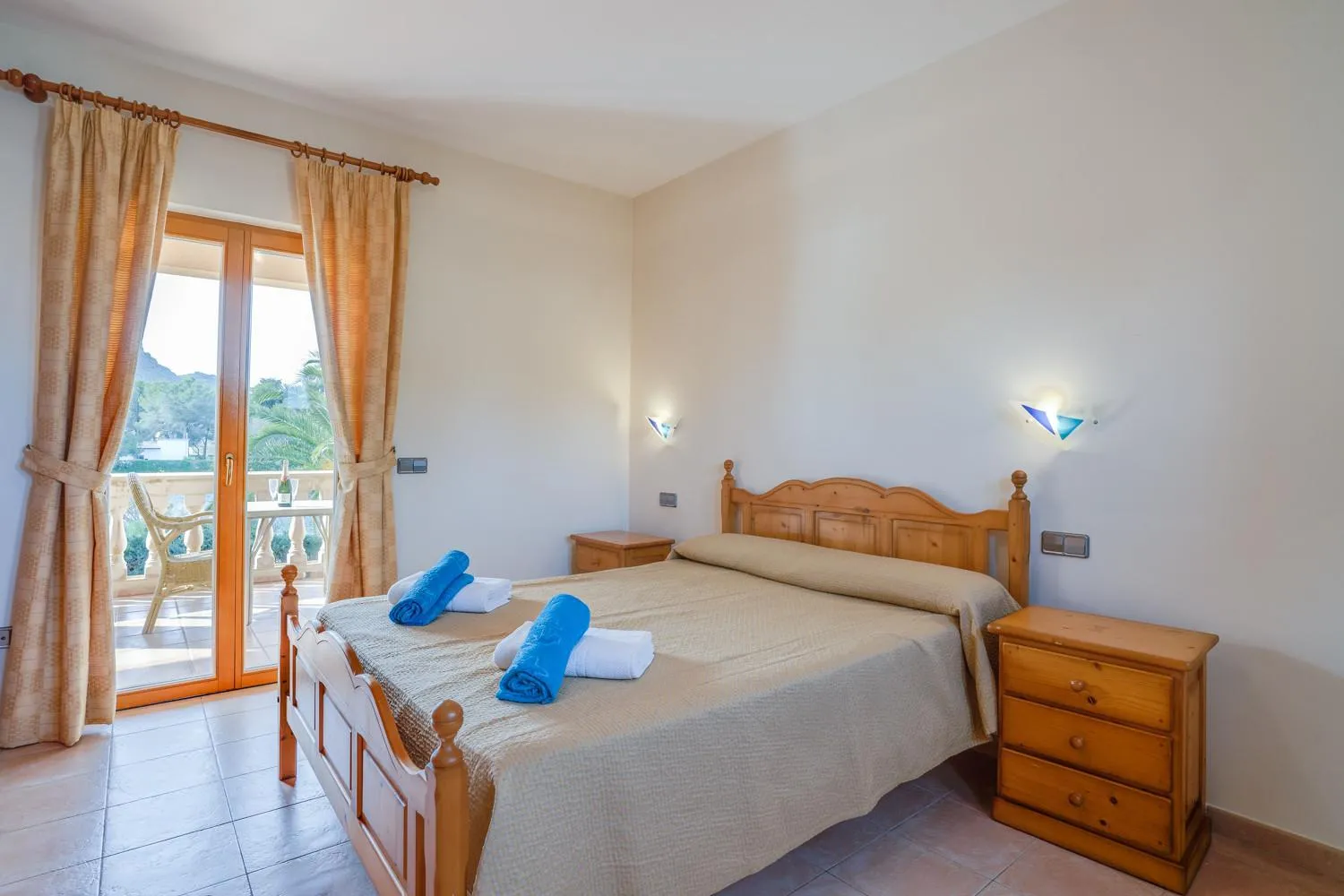 Bed in Villa Puerto Alcudia - Lago Aran Berna by PriorityVillas