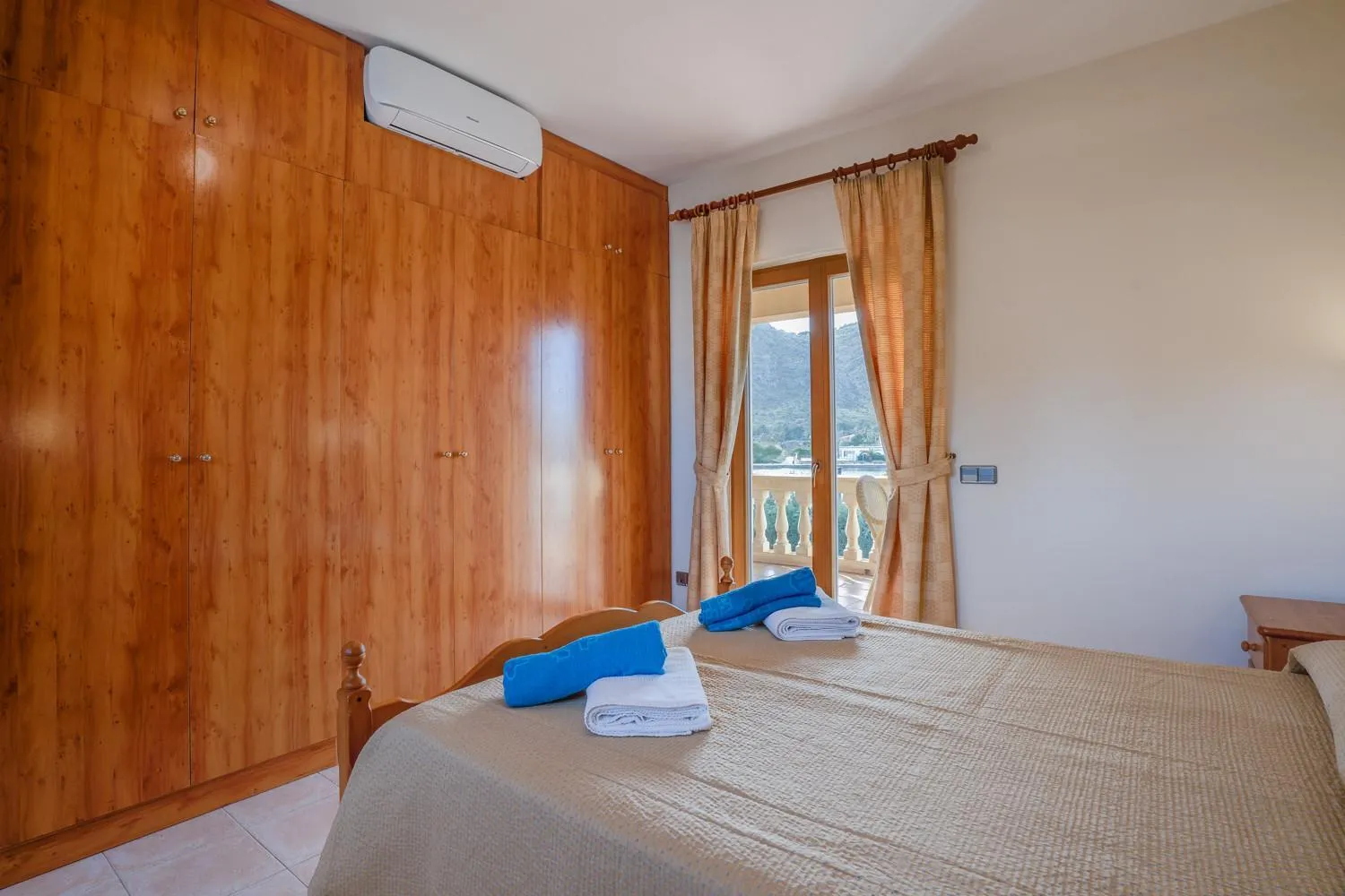 Bed in Villa Puerto Alcudia - Lago Aran Berna by PriorityVillas