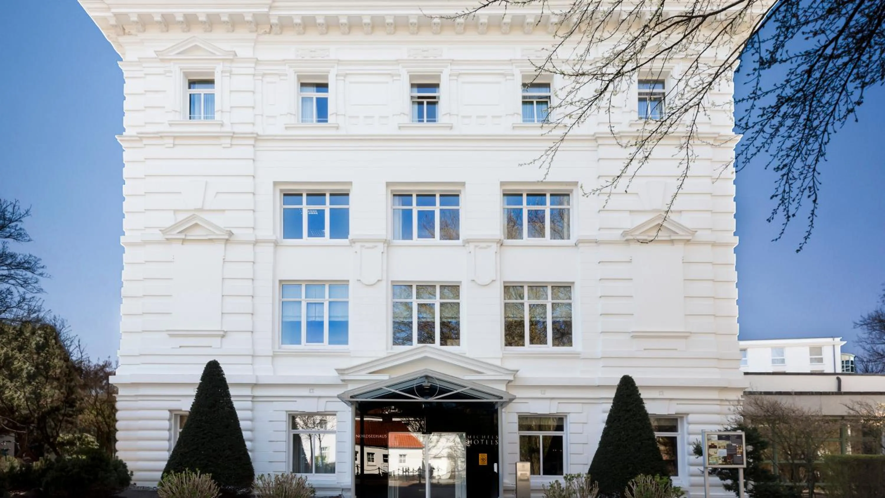 Facade/entrance in Michels Thalasso Hotel Nordseehaus