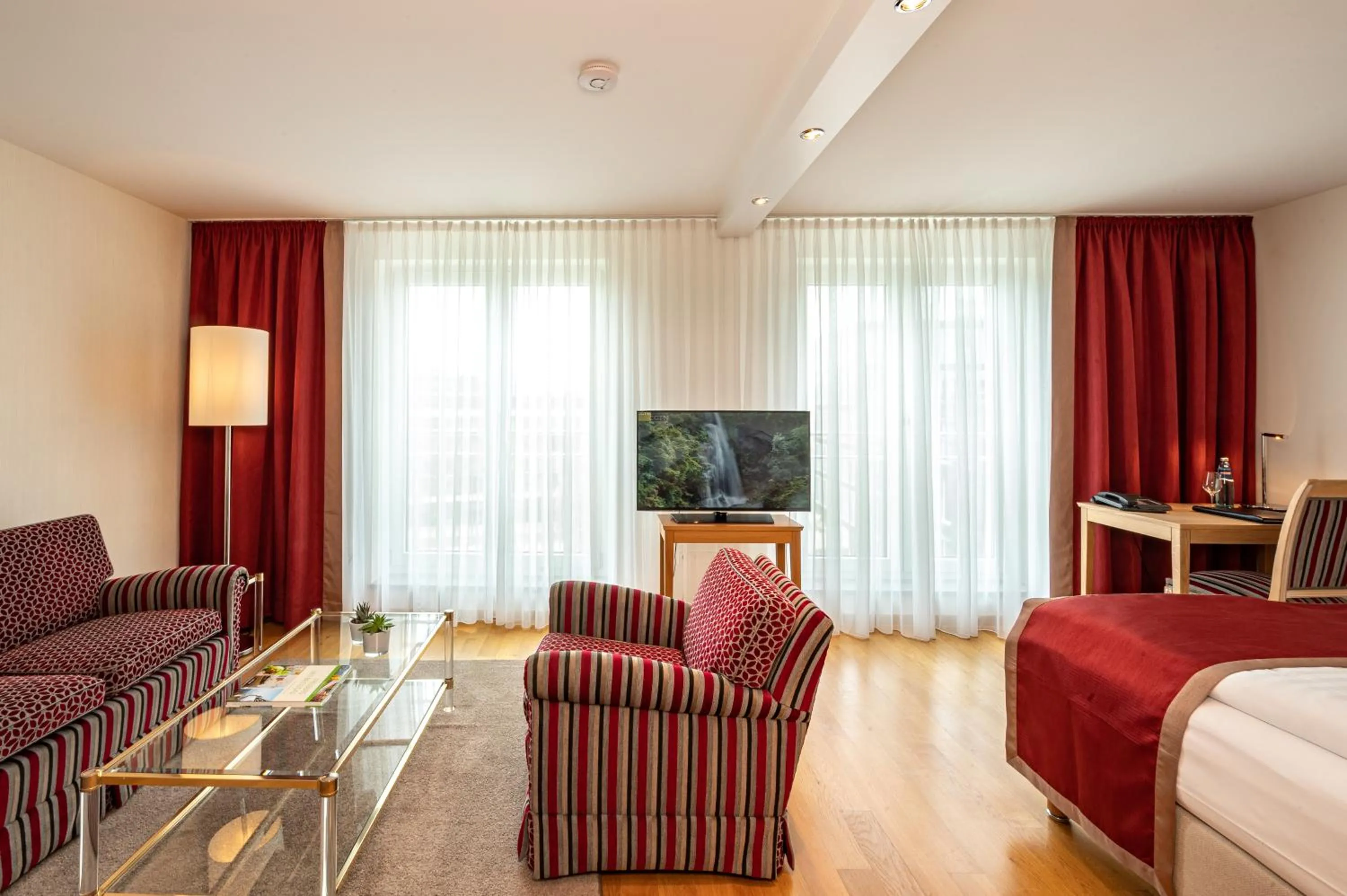 Seating area, Bed in Hotel Stadt Freiburg