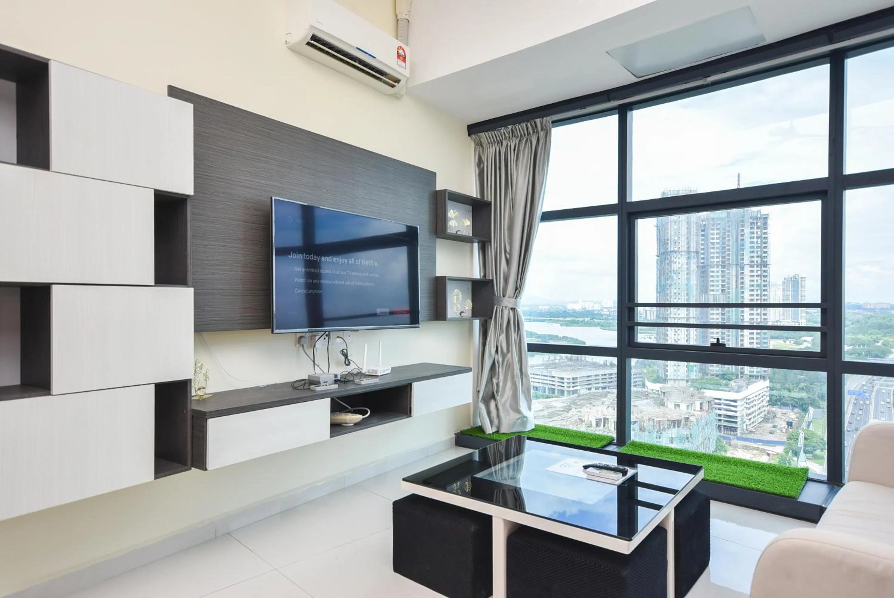 TV and multimedia in Country Garden Seaview Suite by Nest Home at Danga Bay