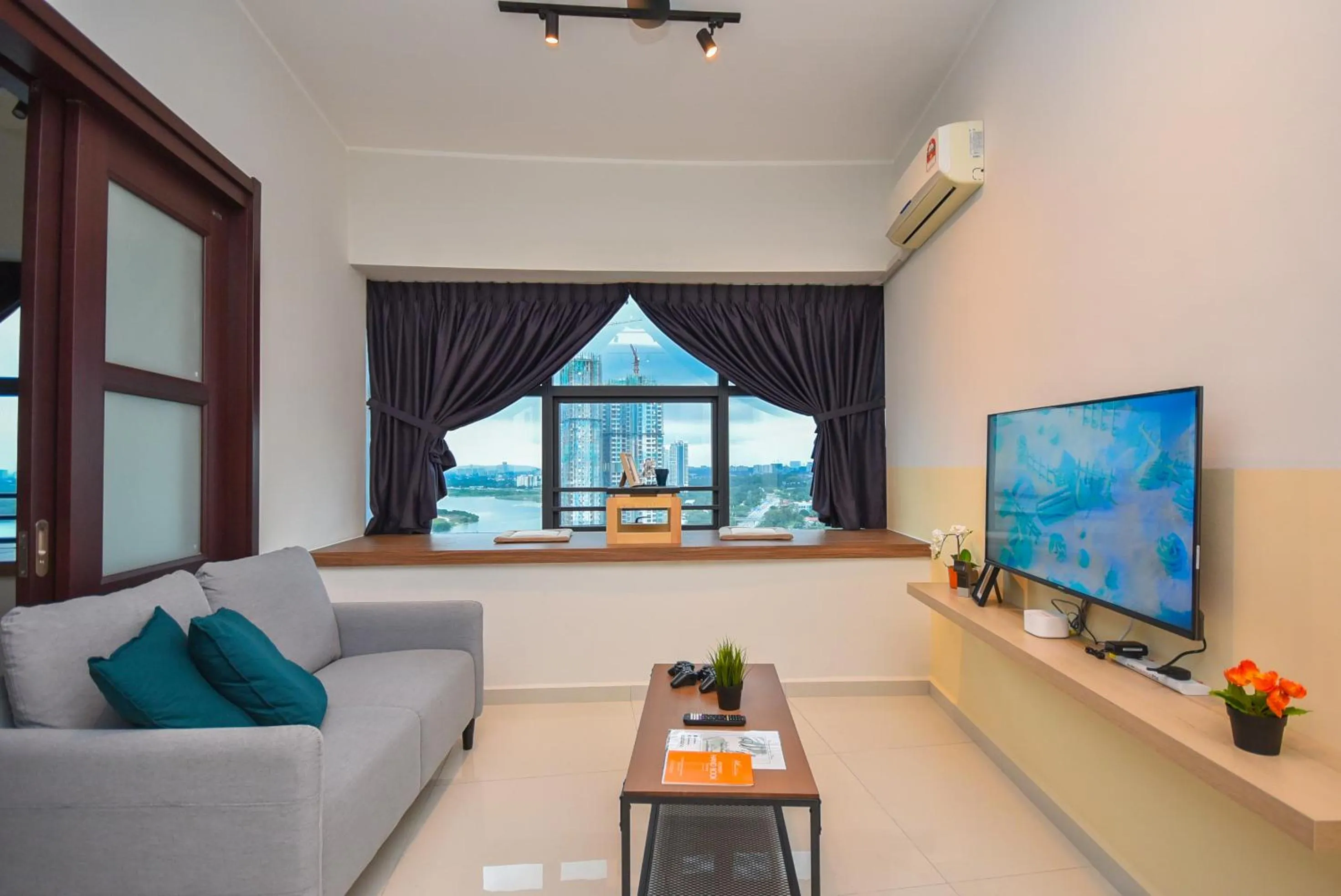 TV and multimedia in Country Garden Seaview Suite by Nest Home at Danga Bay