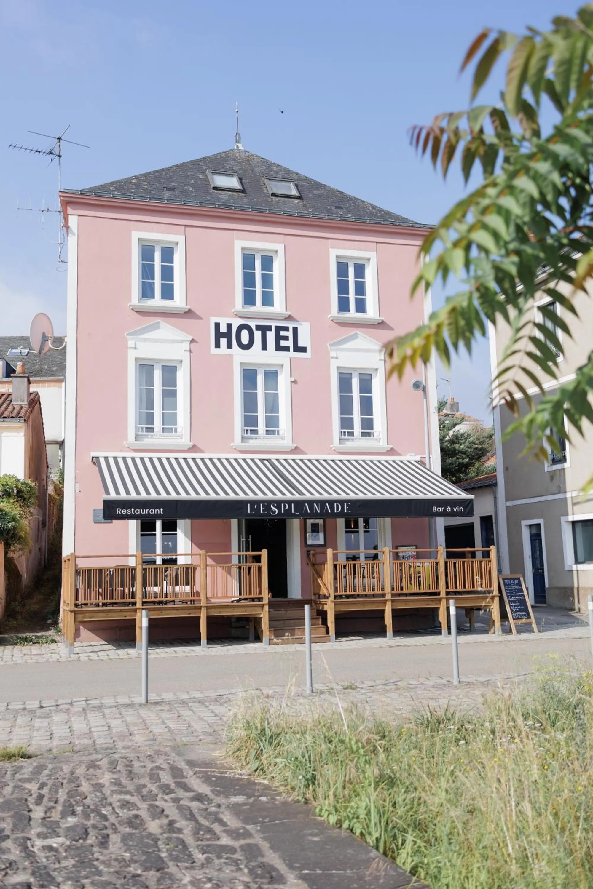 Property building in L'Esplanade Hôtel Restaurant Bar à vin