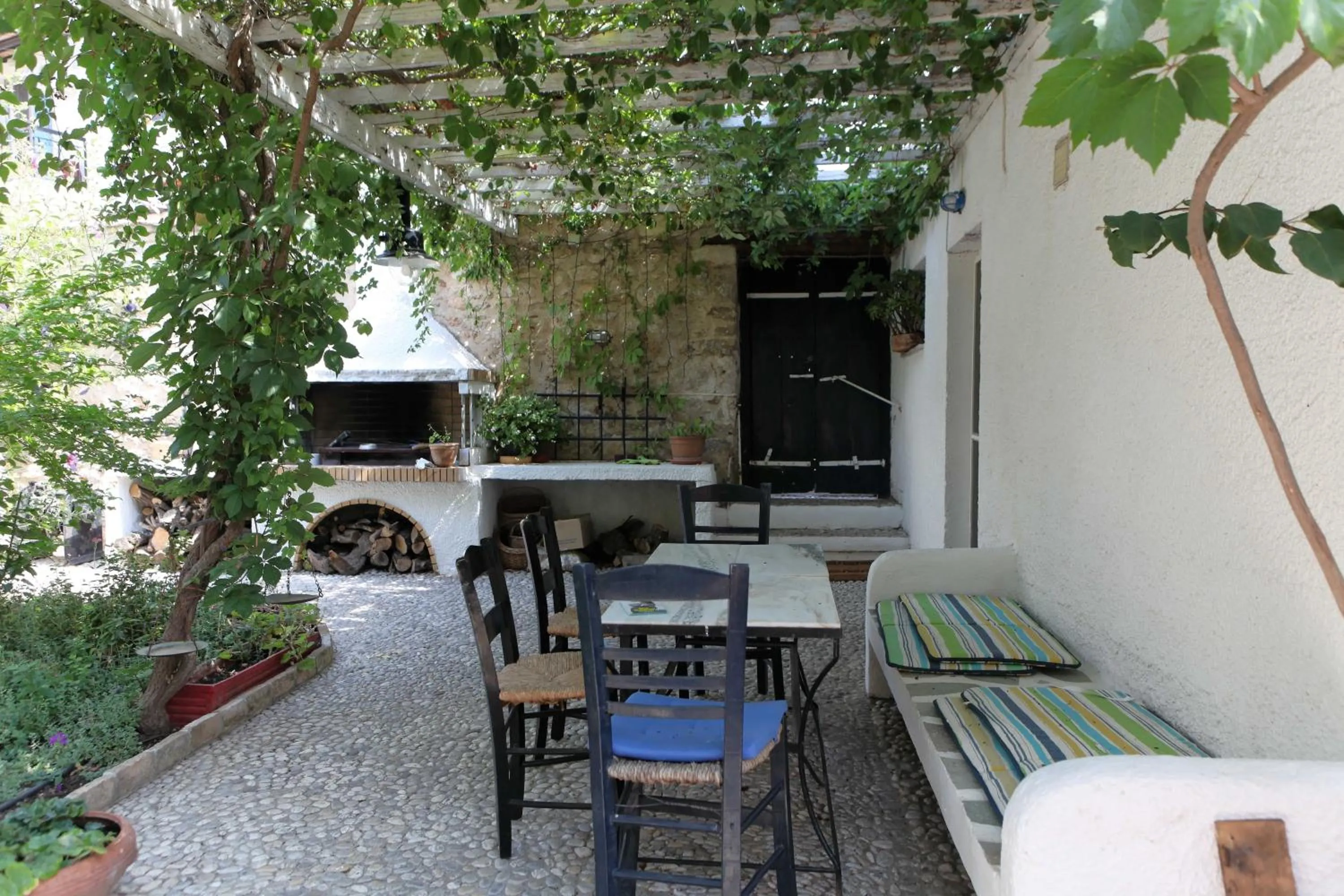 Patio in To Spitaki Apartments