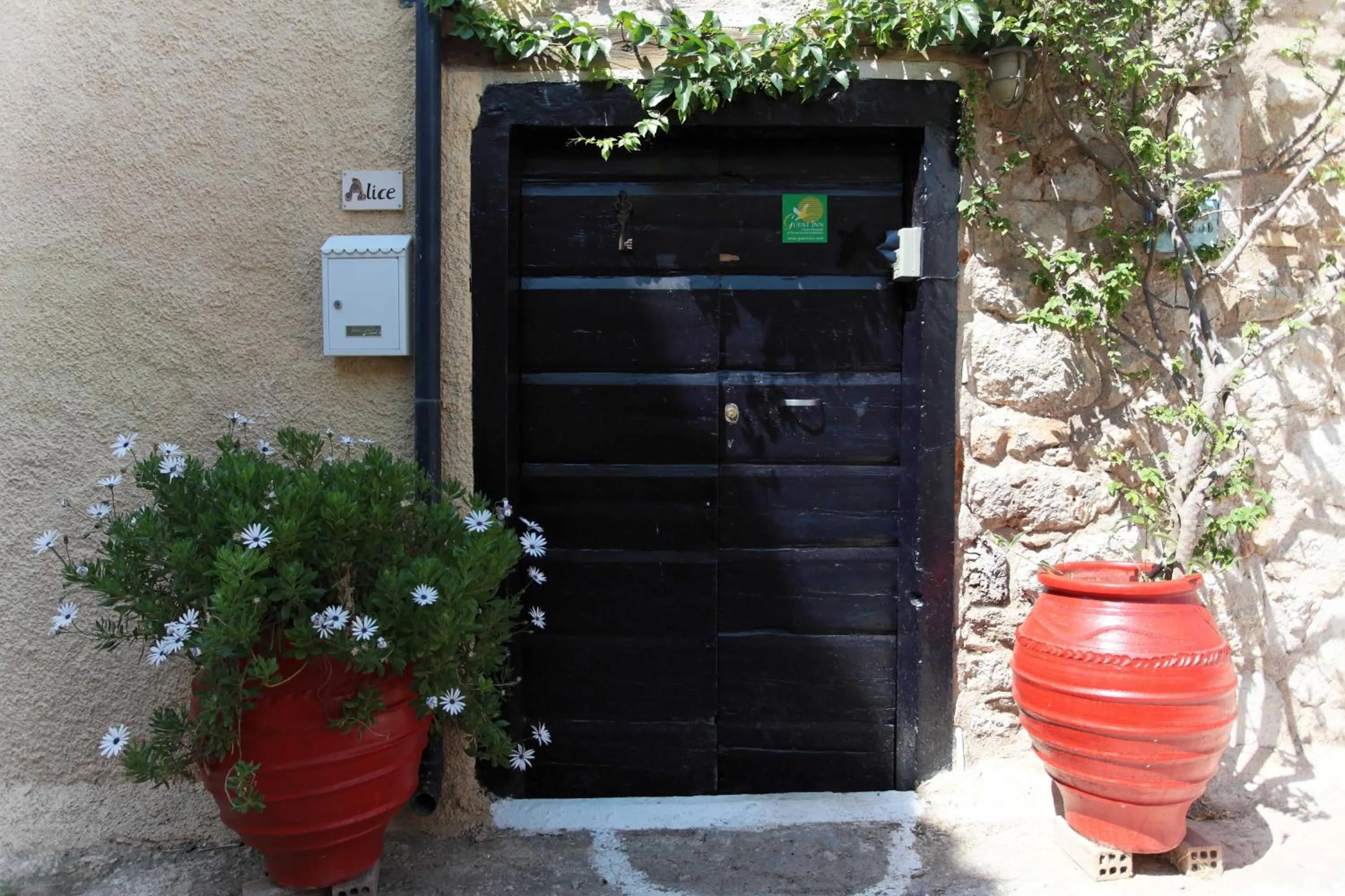 Facade/entrance in To Spitaki Apartments