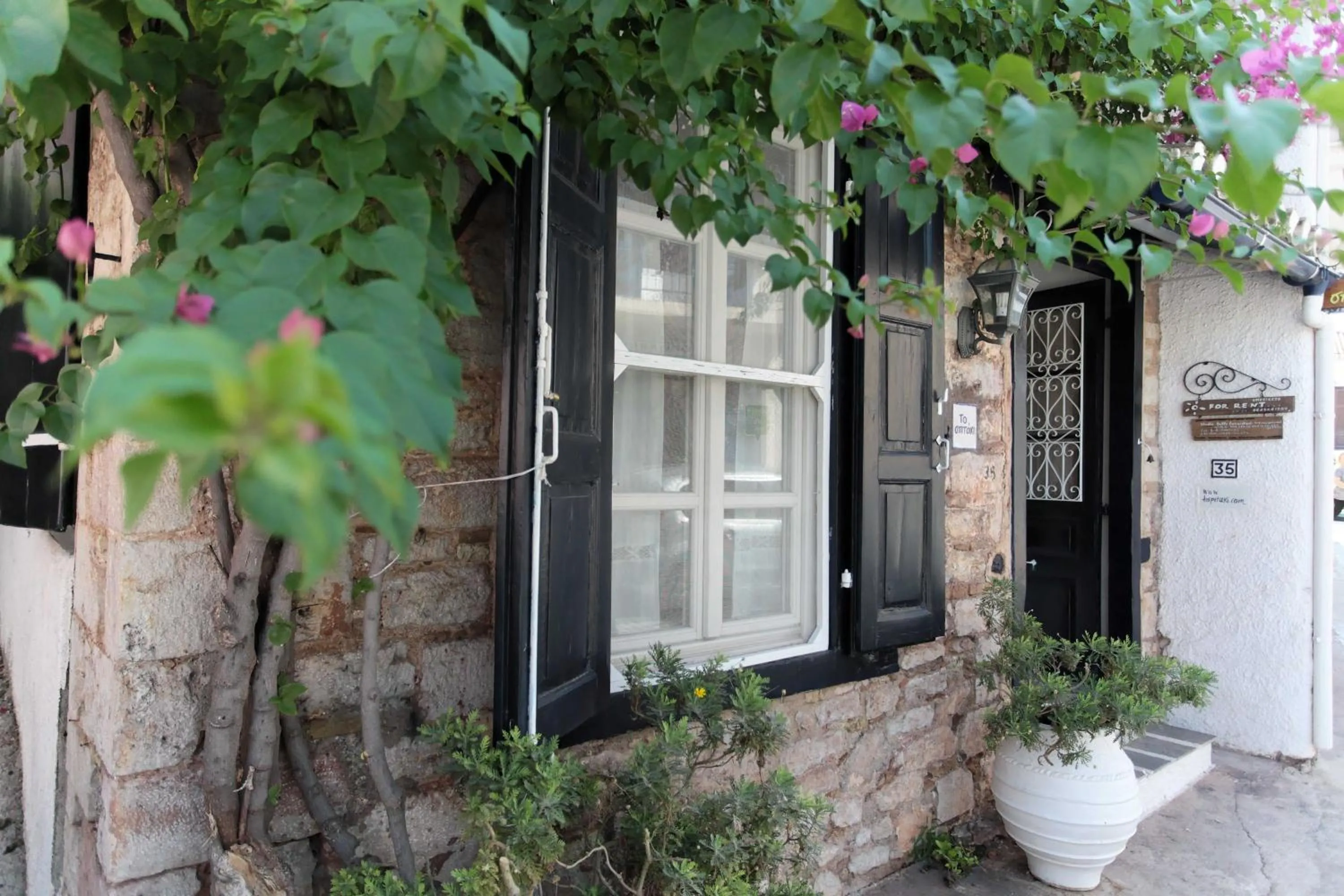 Facade/entrance in To Spitaki Apartments