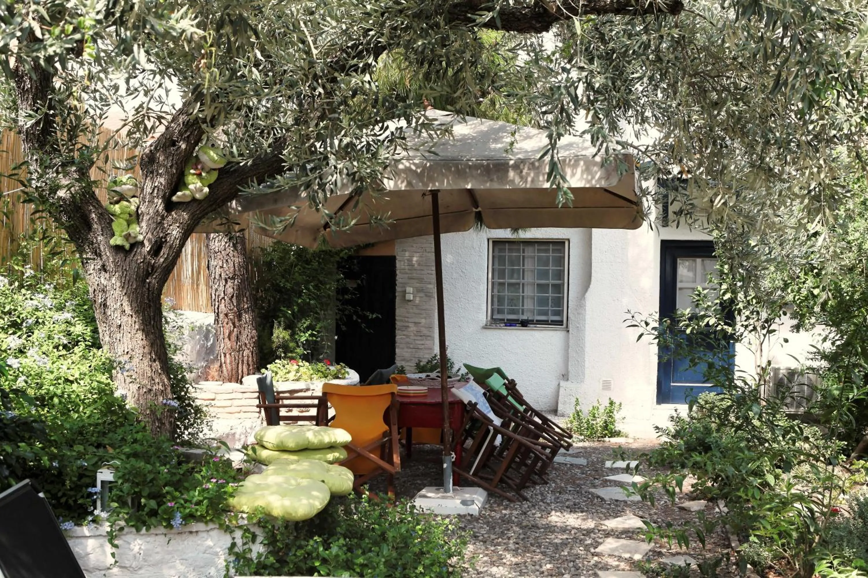 Garden view in To Spitaki Apartments