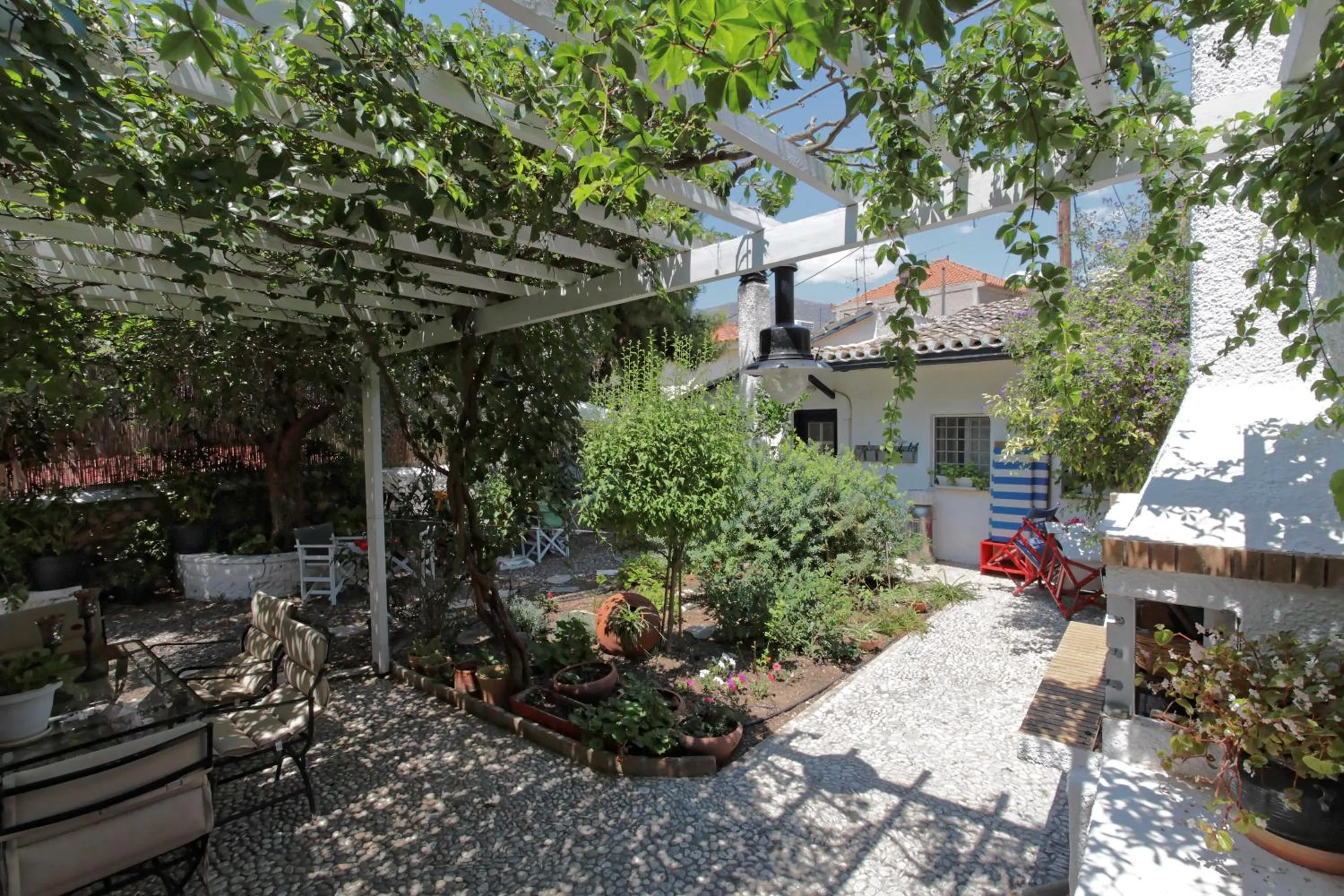 Garden in To Spitaki Apartments