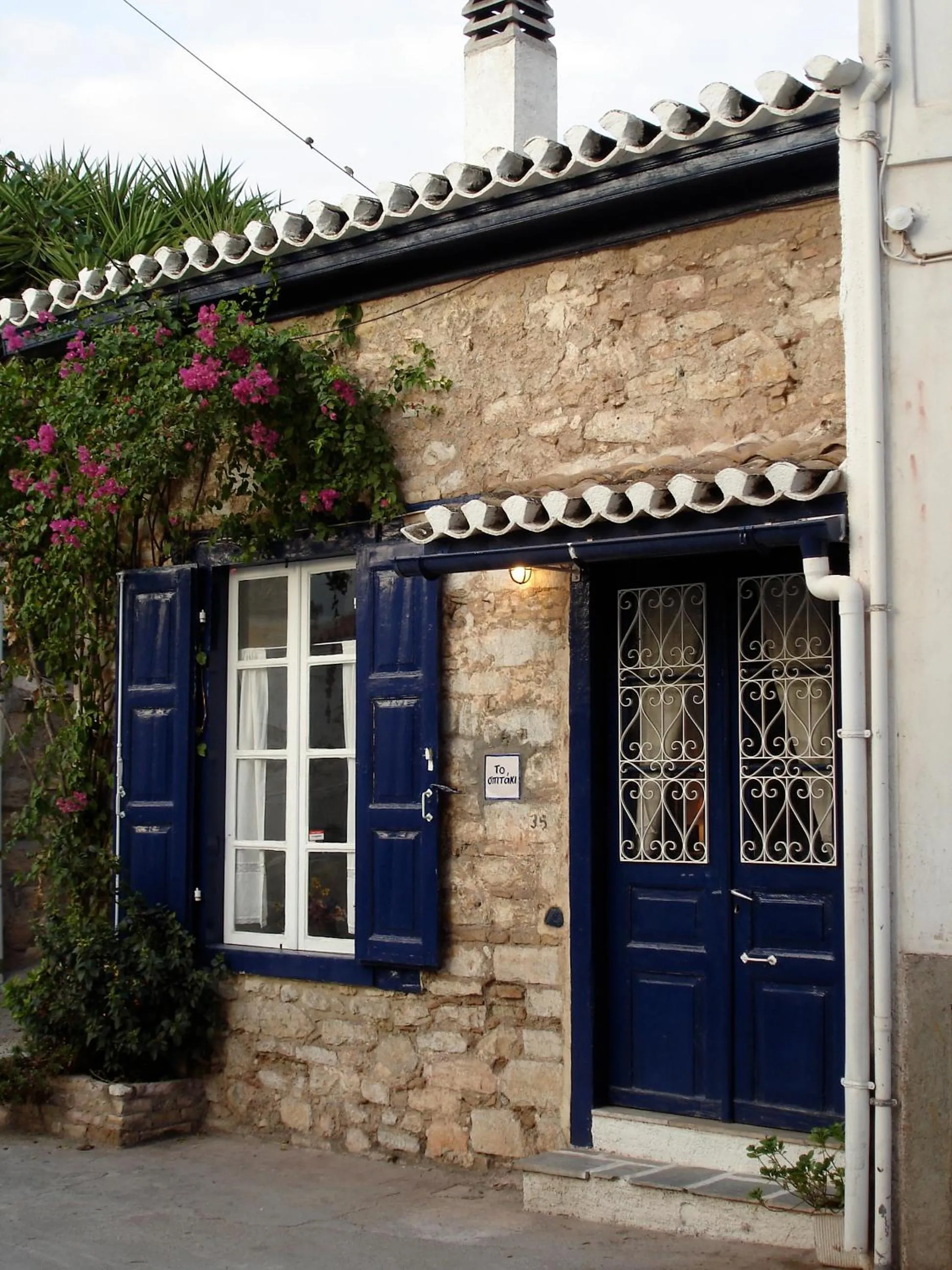 Facade/entrance in To Spitaki Apartments